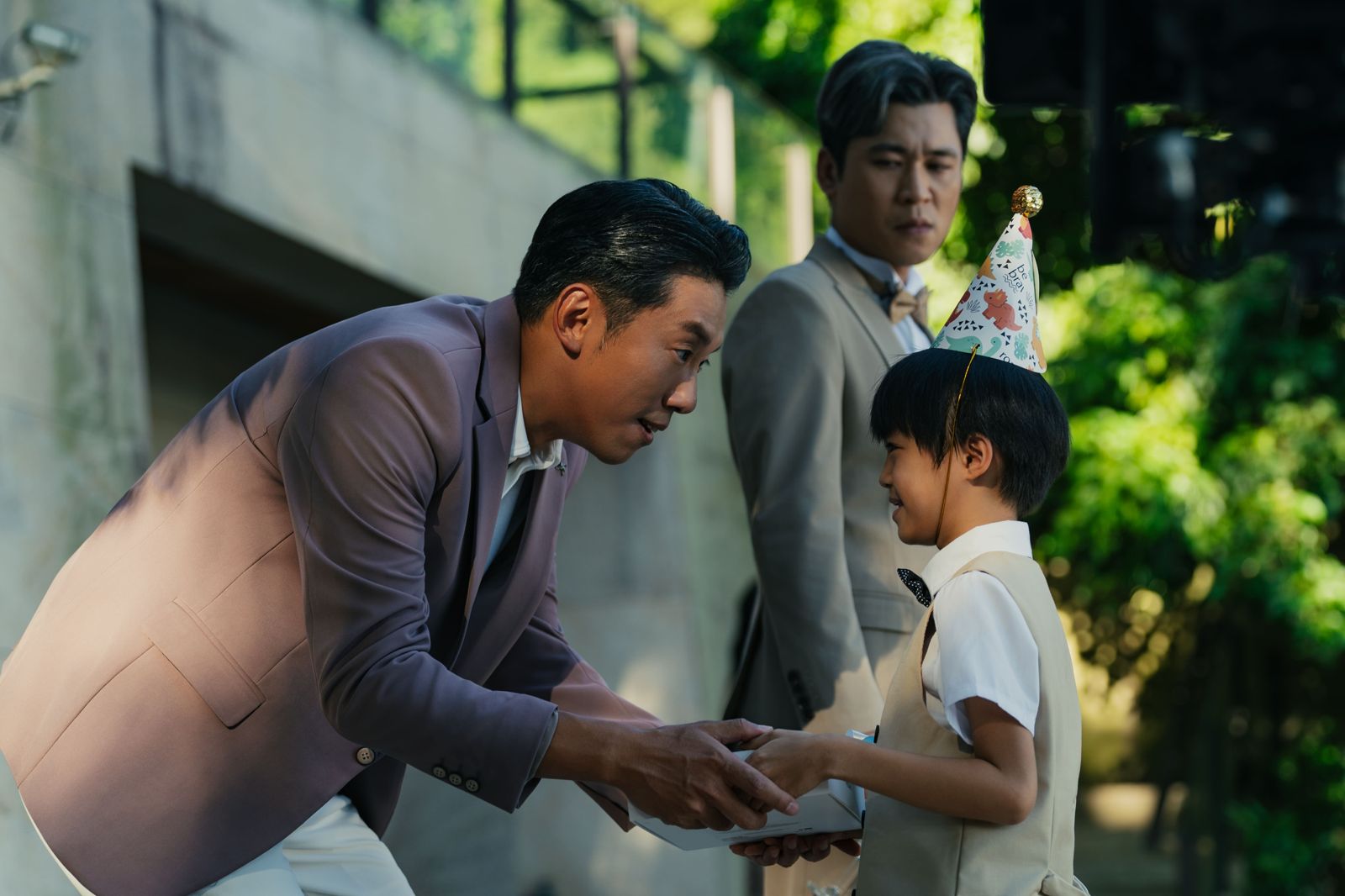 段鈞豪（左）飾演的大哥「邱隆盛」對姪子視如己出，讓黃迪揚不是滋味。瀚草影視提供