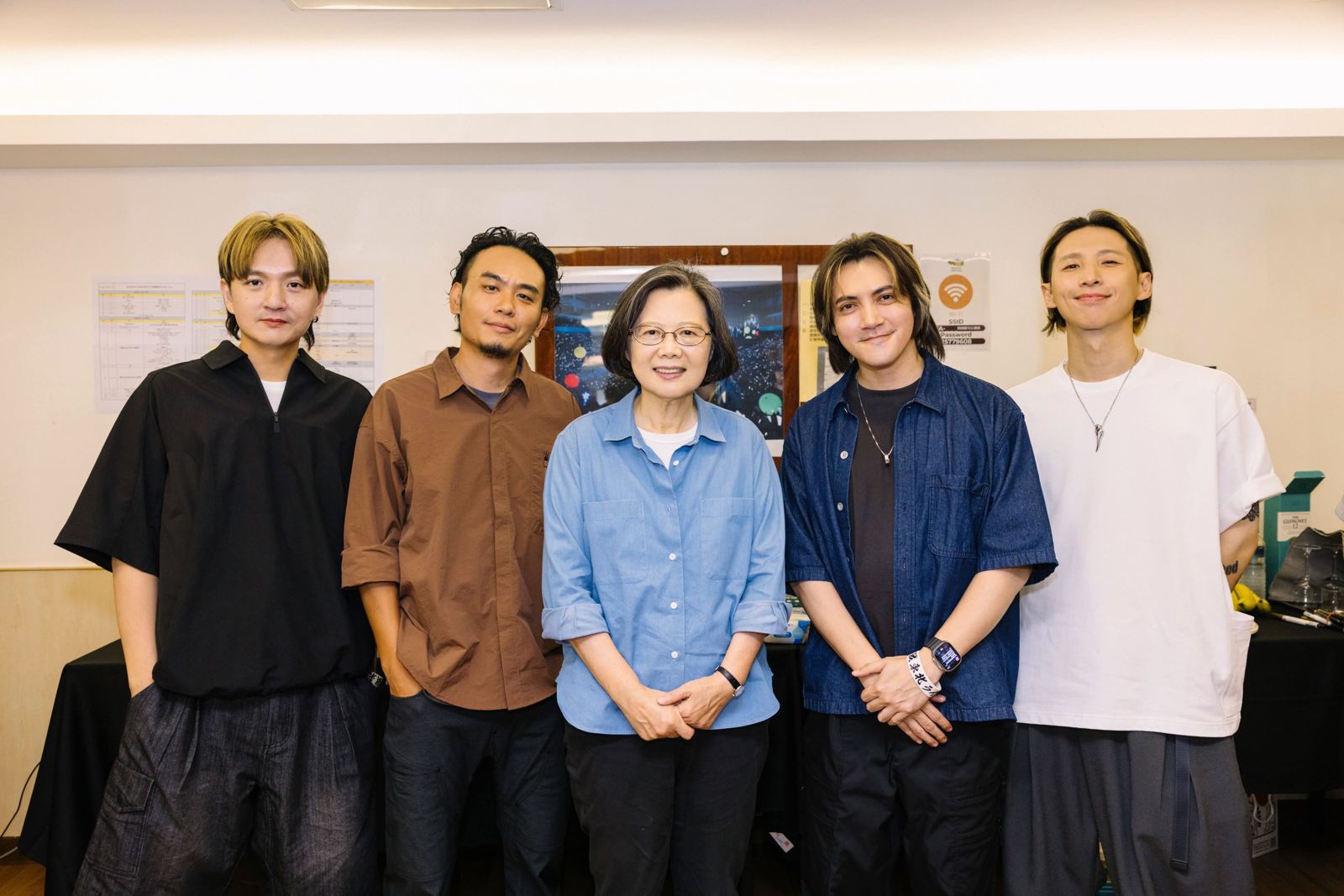 蔡英文看演唱會提早走!被虧:我阿嬤也9點睡...本人現身「神回4字」 網笑瘋:總統級凝視