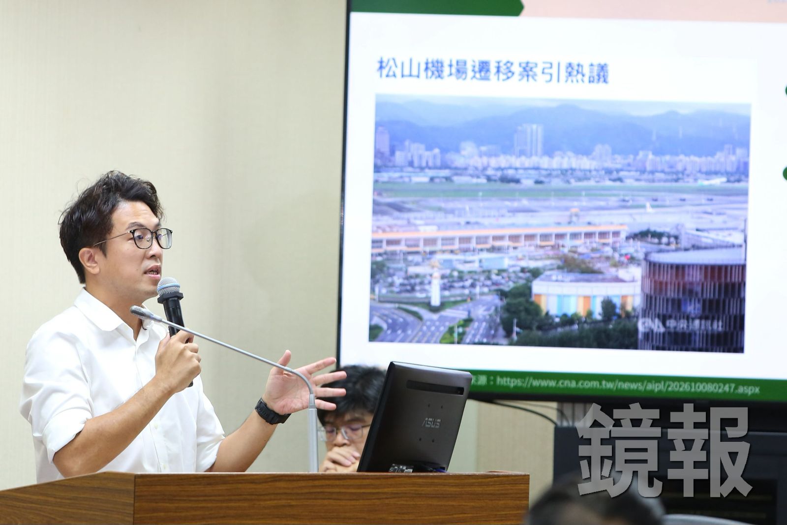 民進黨台北市長參選人、立委沈伯洋今天(14日)至立法院外交國防委員會質詢松山機場遷移議題。攝影姜永年