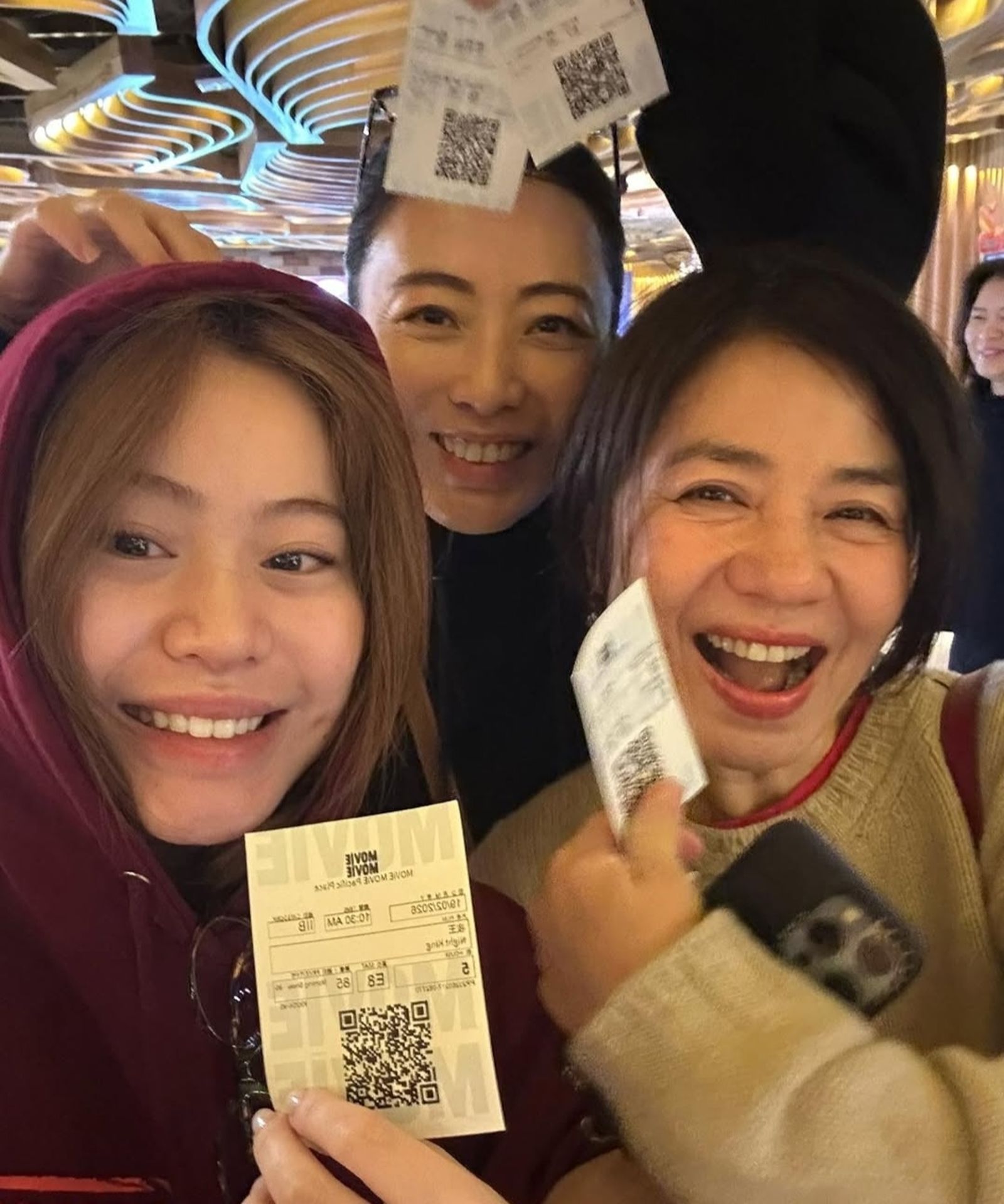 甘比（中）帶女兒劉秀樺與鍾楚紅（右）一同進戲院支持。kimbeechan_official IG
