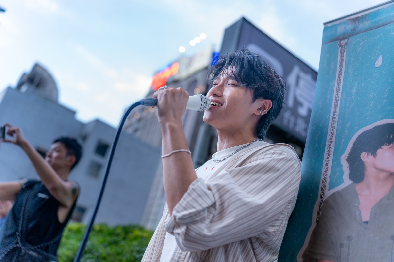 KKBOX冠軍歌「唱到真的下雨」!陳宇祥雨中獻聲 歌迷苦等1小時超催淚
