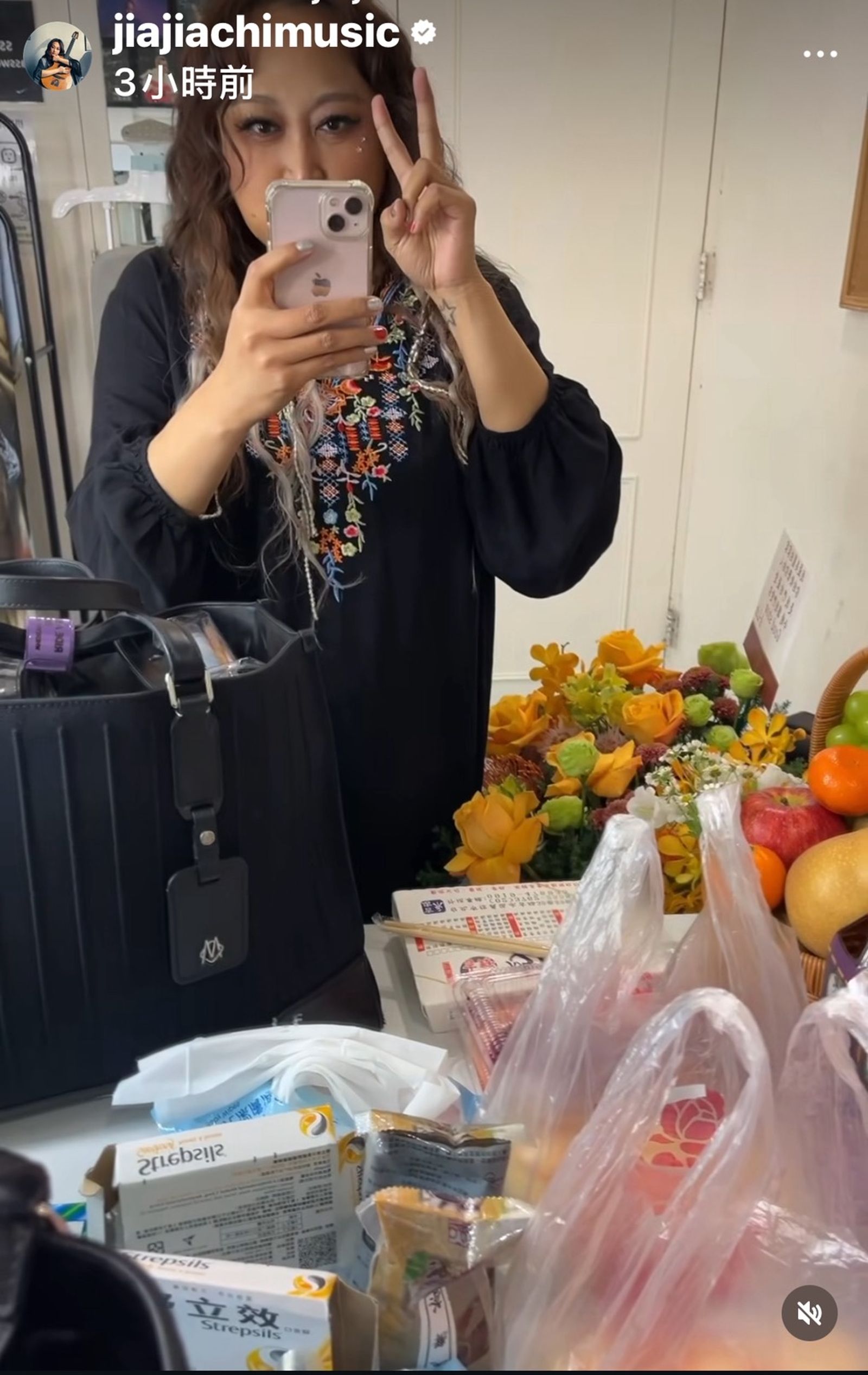 家家開唱前在後台吃水果，心情看似不受失言風波影響。翻攝jiajiachimusic IG