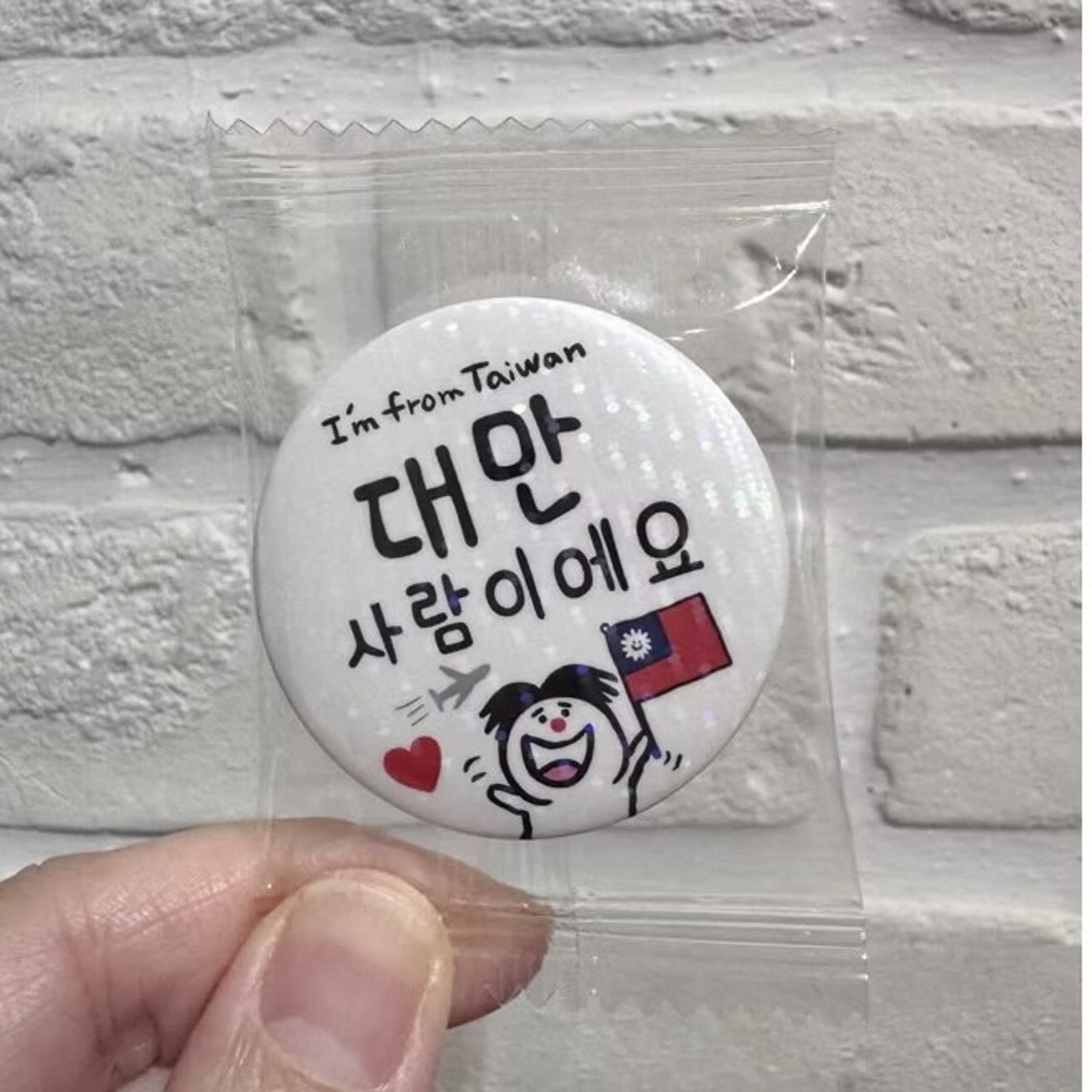 許多台灣人最近旅韓時都會戴著台灣人徽章。圖／翻攝自蝦皮