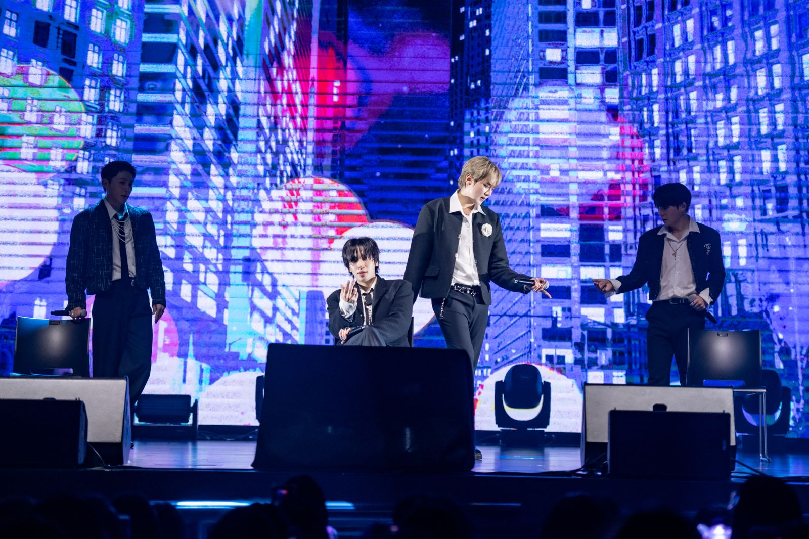 在今天的演唱會上，成員Niel和創造頻頻撩粉。網銀國際影視提供