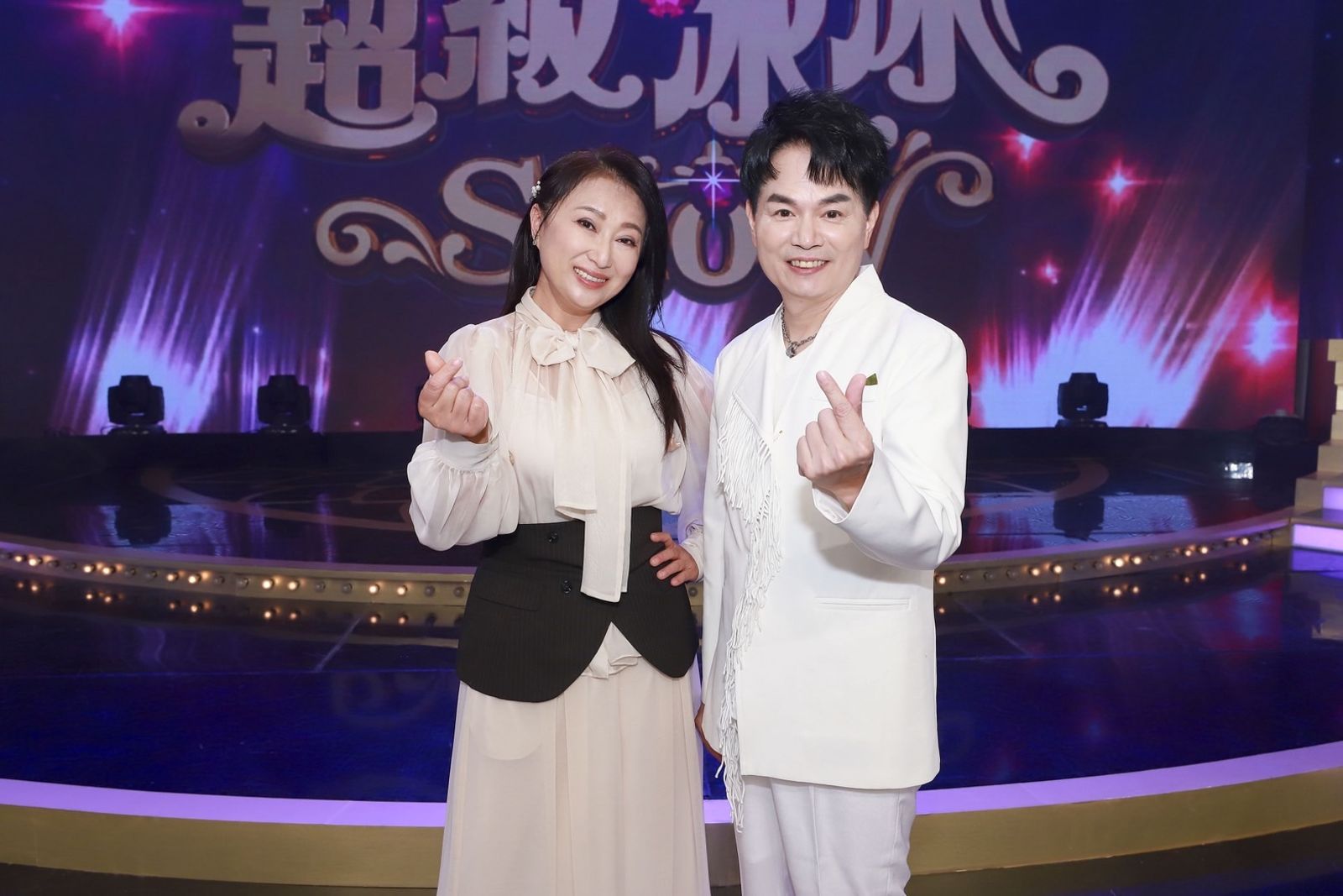 王瑞霞（左）以及李明洋（右）來到節目中。民視提供