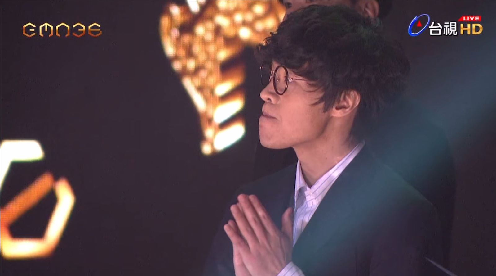 盧廣仲頒獎給方大同。翻攝GMA 金曲獎頒獎典禮暨國際音樂節 Golden Melody Awards & Festival YouTube