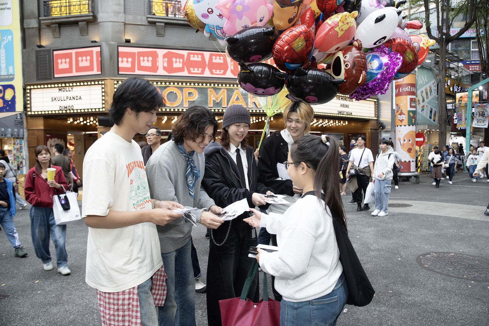帕拉斯走上街頭派發傳單，為專輯賣力宣傳。迷音樂提供