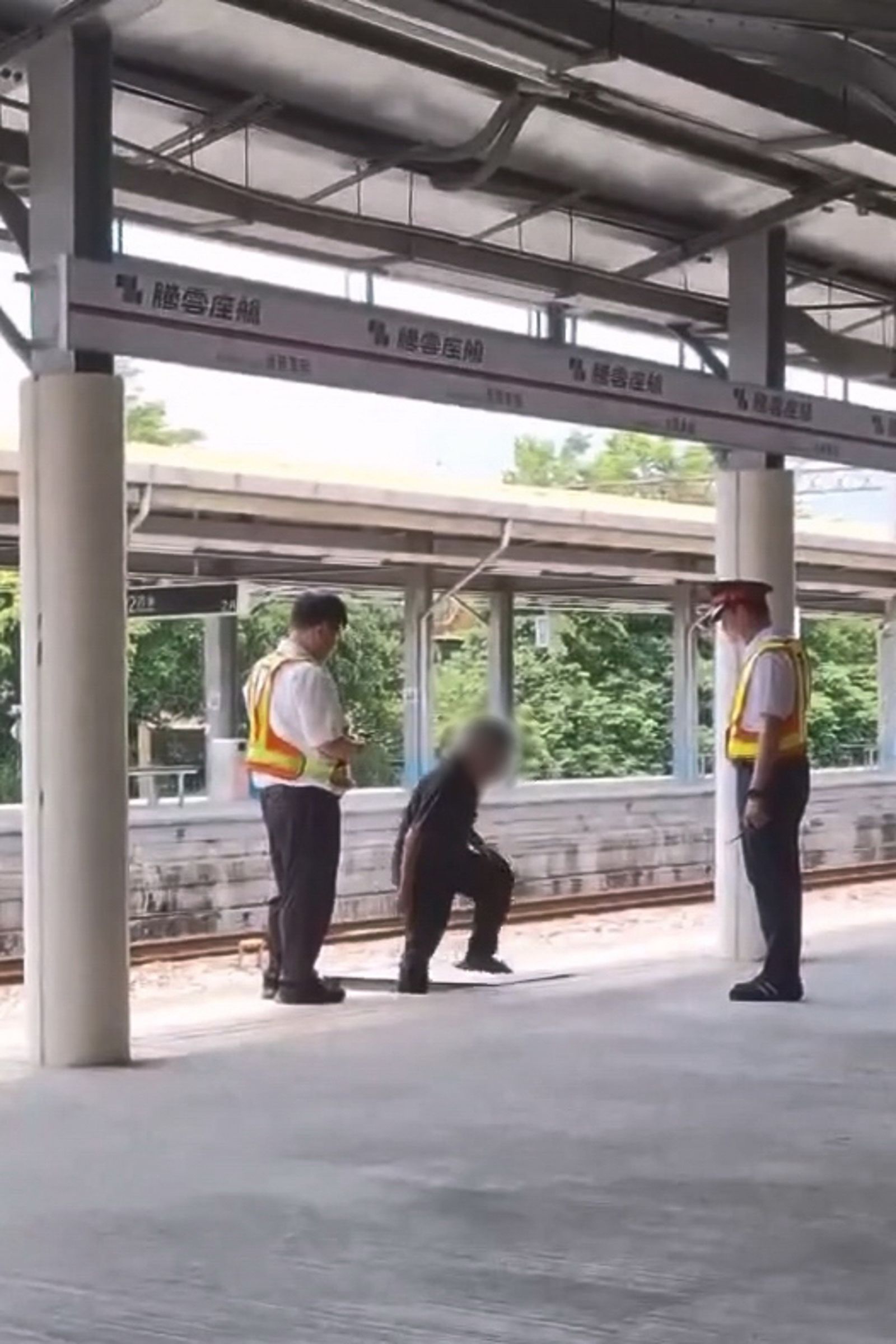 66歲陳男闖越鐵軌區,站務人員接獲乘客通報趕緊到場處理。畫面翻攝fb來談鐵路
