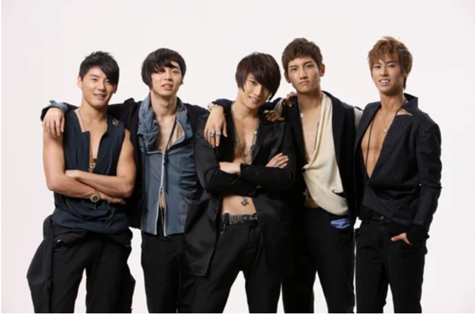 東方神起原有5名成員，不料2009年鬧出合約糾紛，金俊秀（左起）、朴有天、金在中另組新團JYJ，續留的昌珉、允浩繼續以東方神起名義活動，該團也在今年迎來出道22年。翻攝NAVER