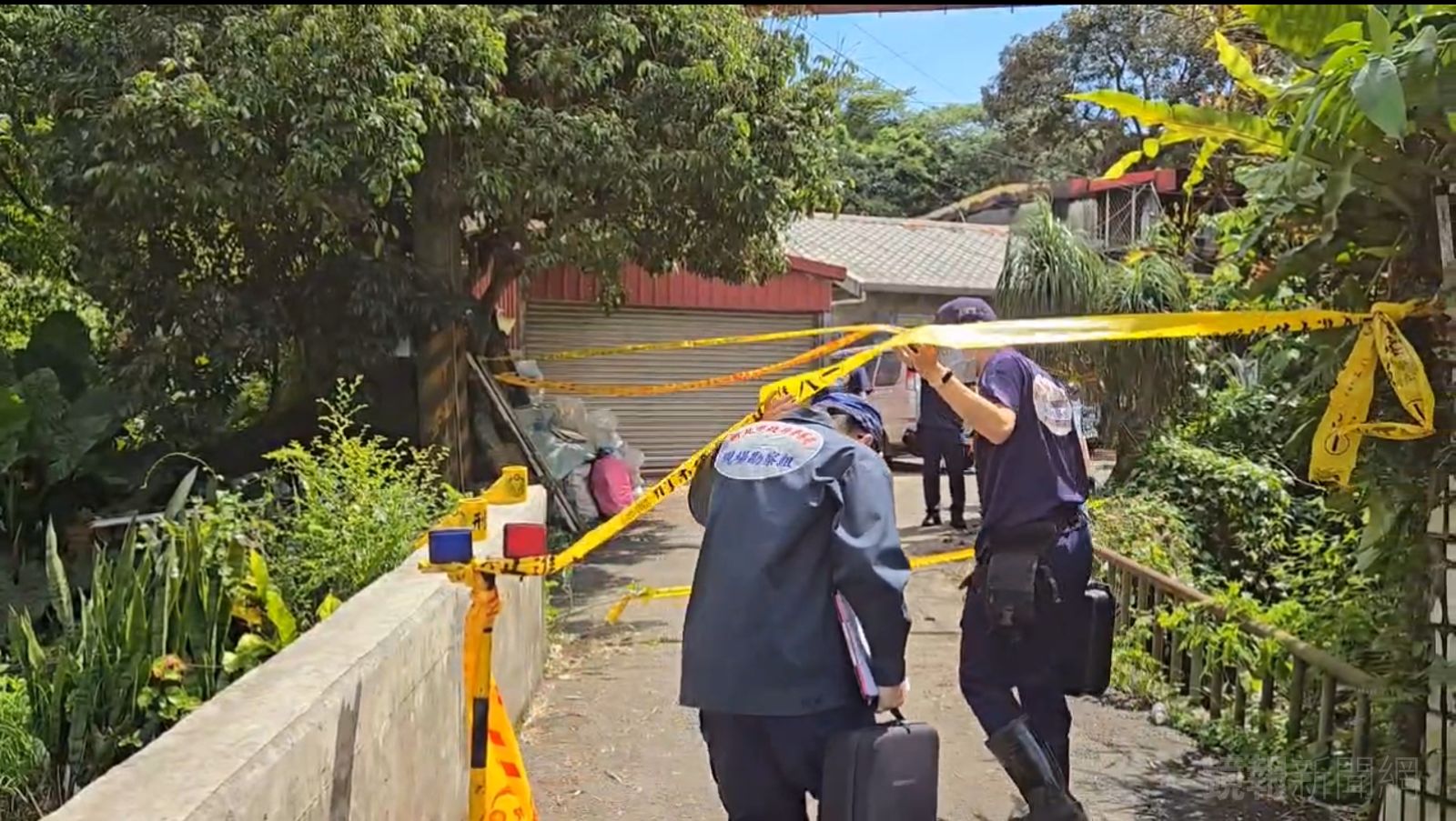 警方鑑識人員回到火場採證。翻攝畫面