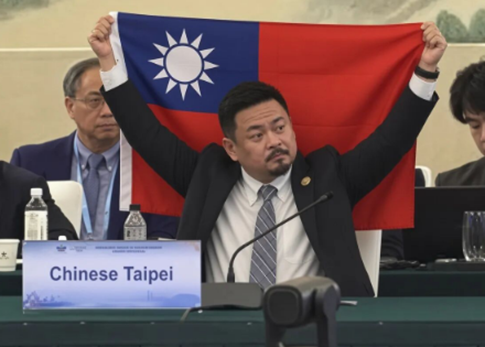 洪申翰APEC「高舉國旗」畫面瘋傳!遭抓包竟是AI假照「兇手是他」…梁文傑傻眼