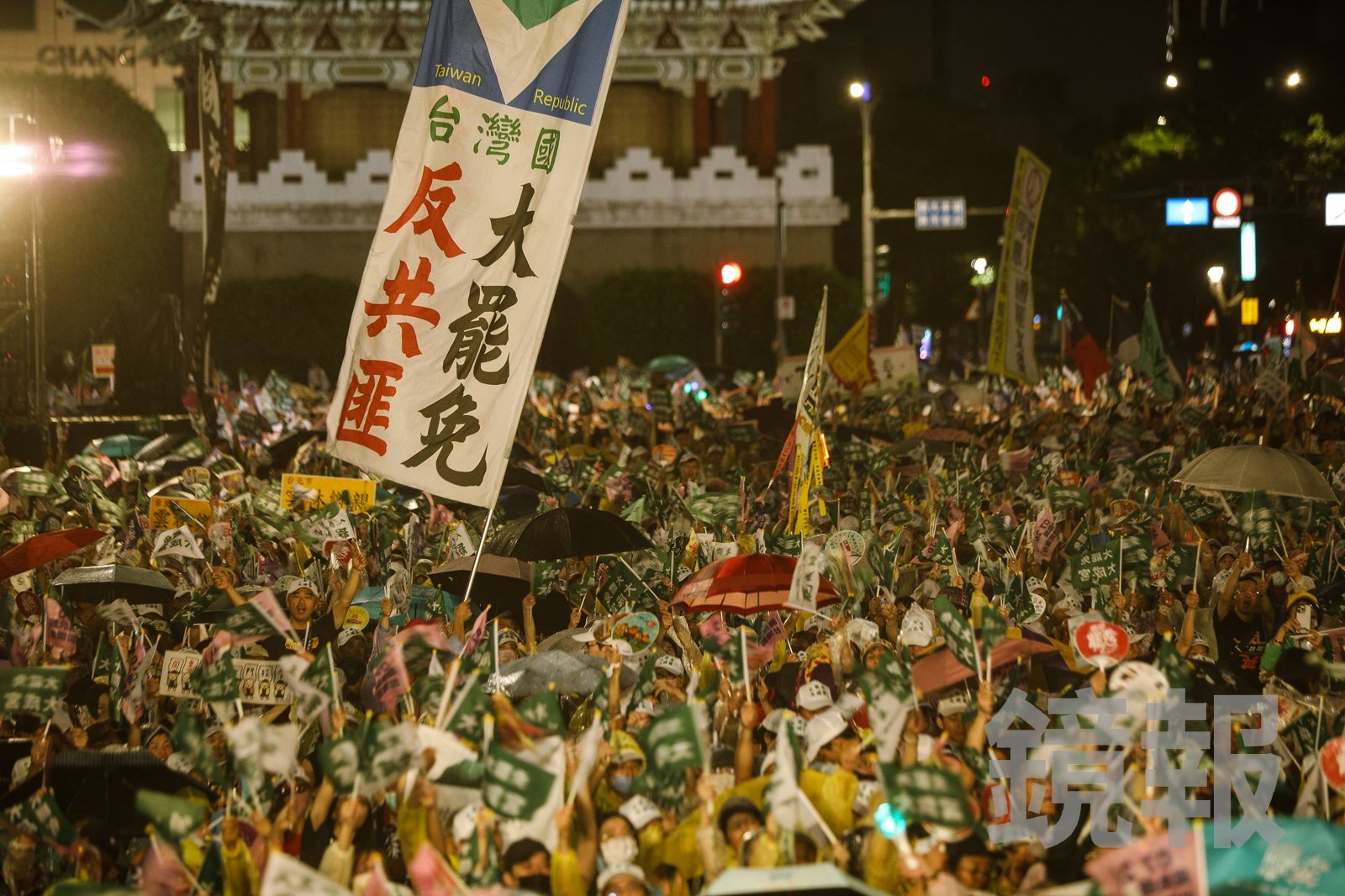 大雨澆不熄民意！罷團「迎向成功」晚會喊破5萬人　