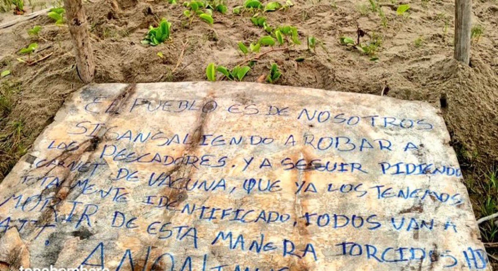 一旁還留著一塊木板,聲稱「這座城鎮是我們的」,並警告那些要敲詐勒索「保護費」的人,他們的身分已被掌握。圖/翻攝自X