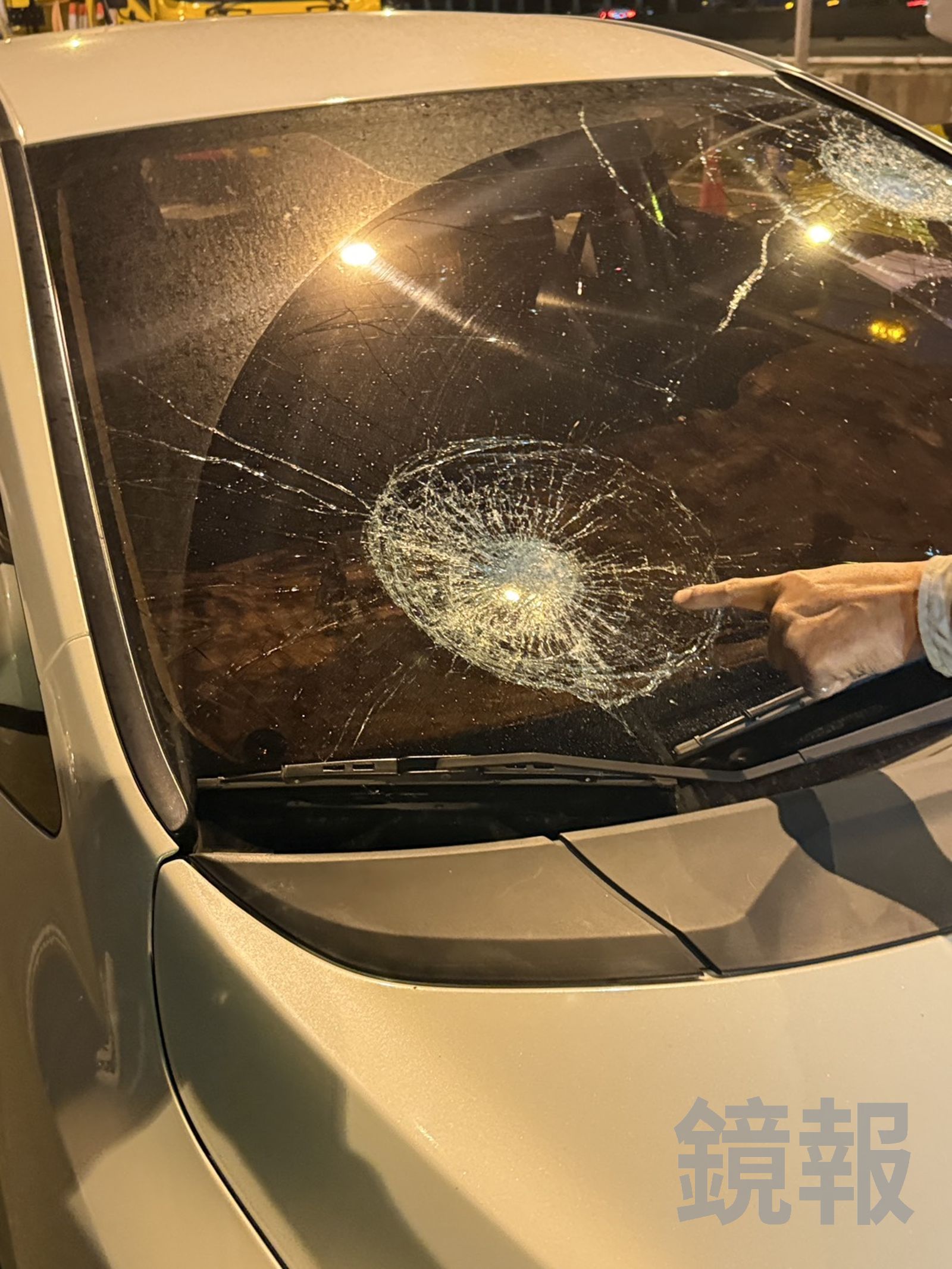 2施男車輛擋風玻璃遭賴男砸破。翻攝畫面