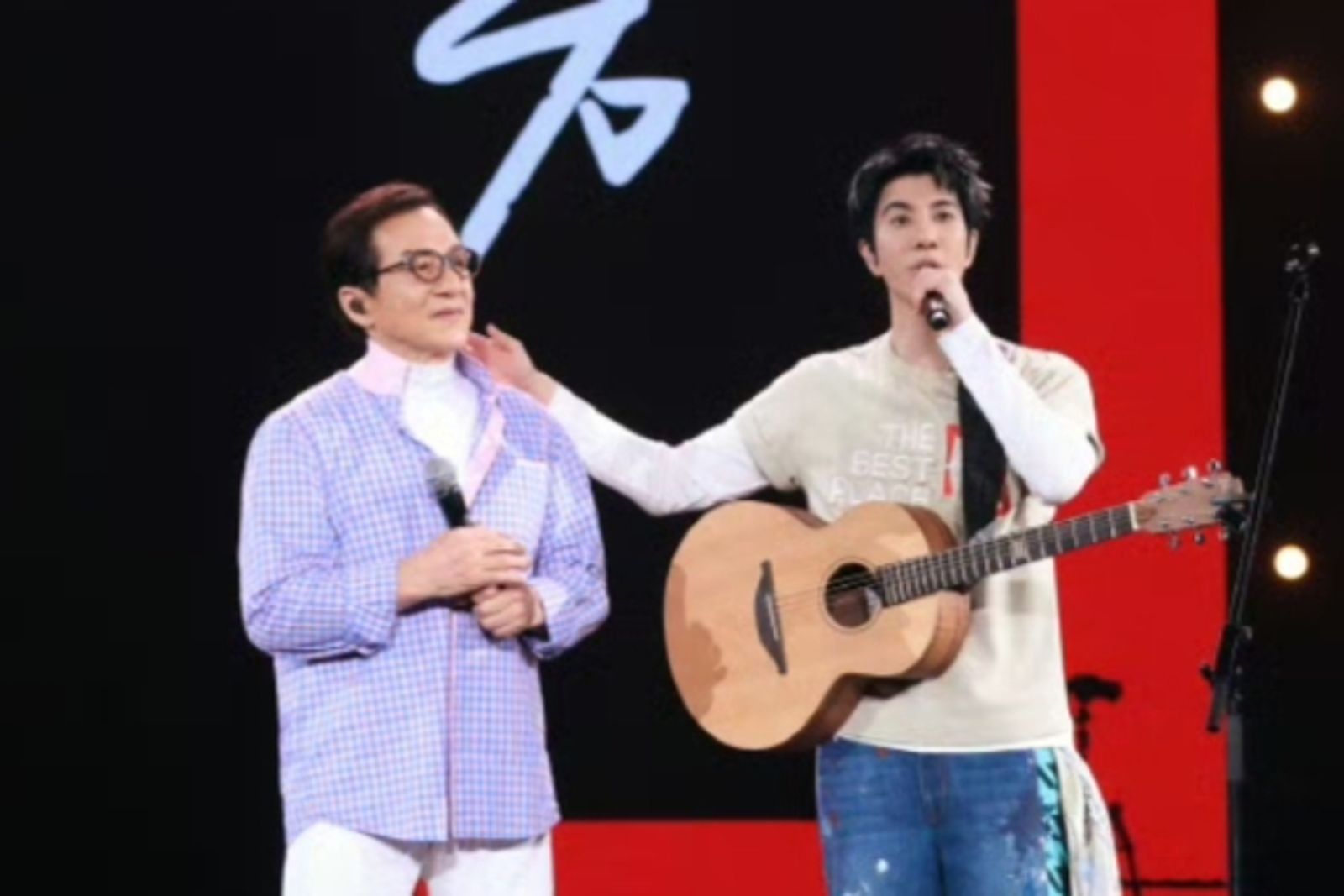 成龍擔任王力宏演唱會嘉賓。翻攝王力宏工作室微博