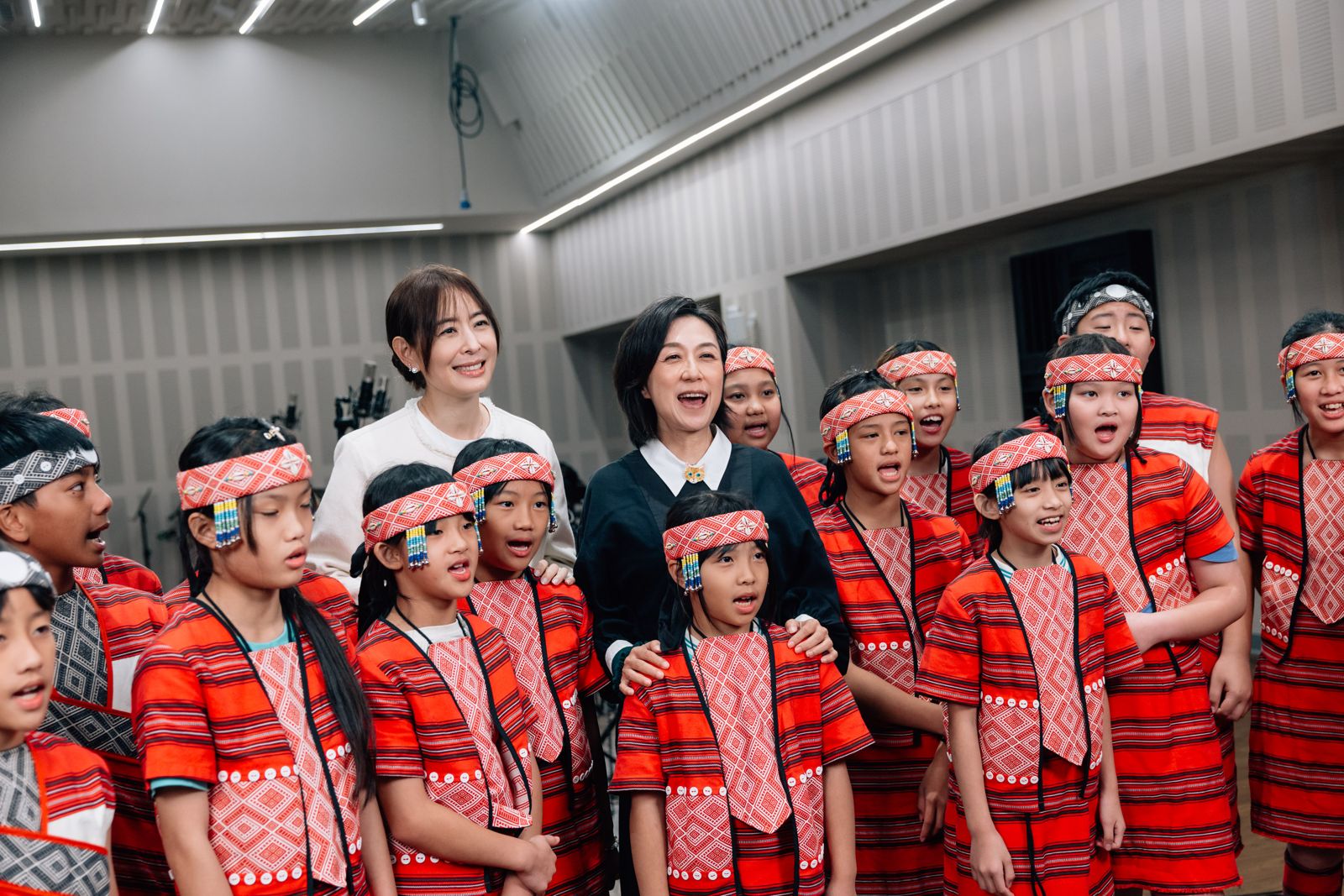 賈永婕、黃韻玲與嘉興國小合唱團一同錄音。北流提供