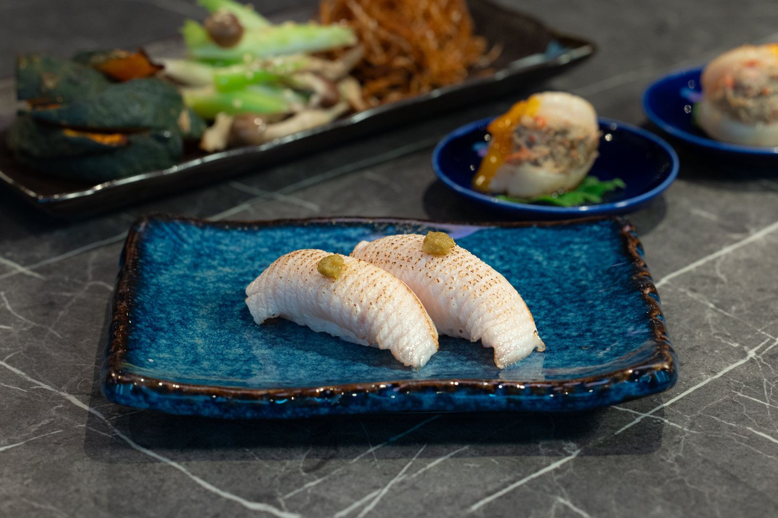 「炙燒鰤魚柚子胡椒握壽司」魚脂的豐潤與微酸清香的醋飯完美相襯,入口柔嫩甘甜。(饗賓集團供圖)