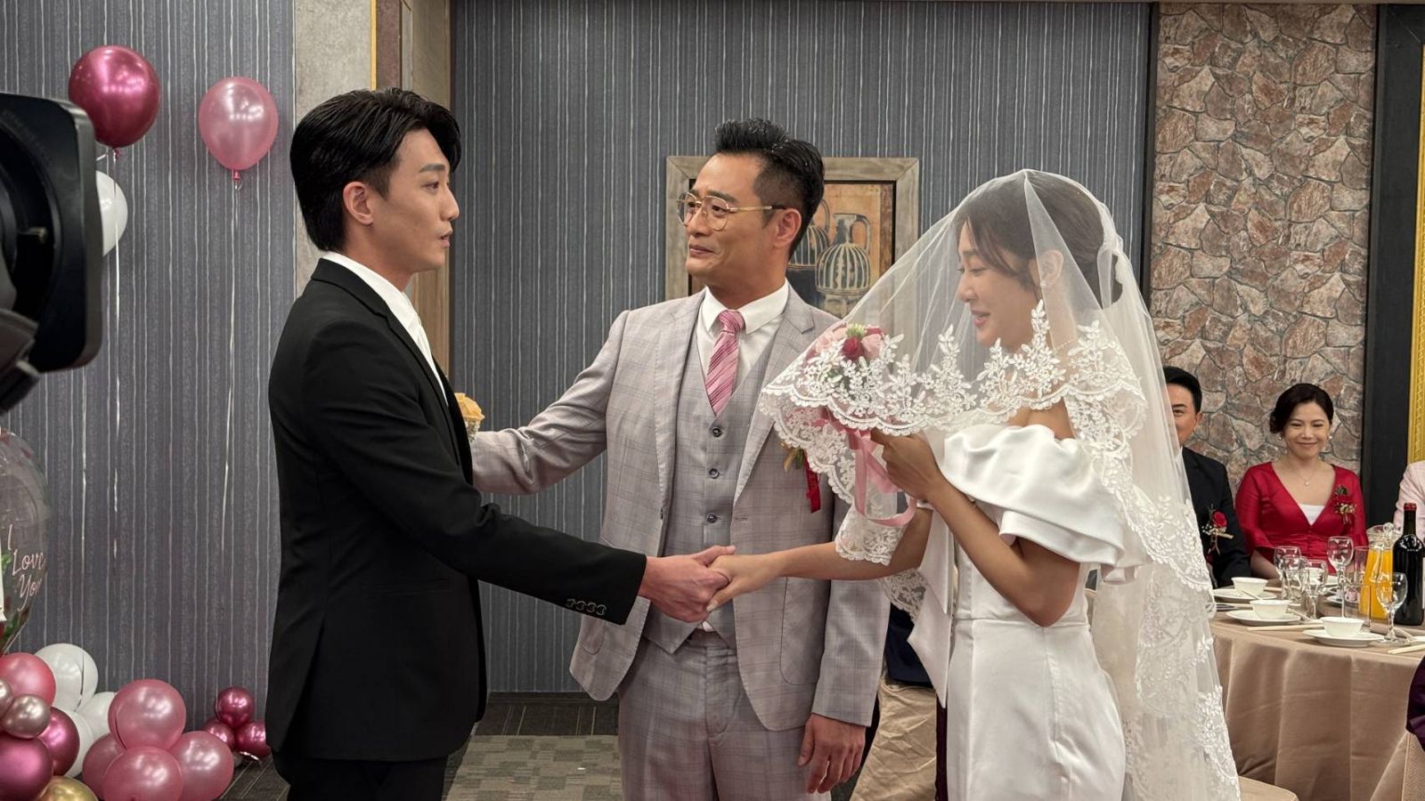 《願望》中邱子芯(右)最後與楚翔(左)步入禮堂。中為林佑星。三立提供