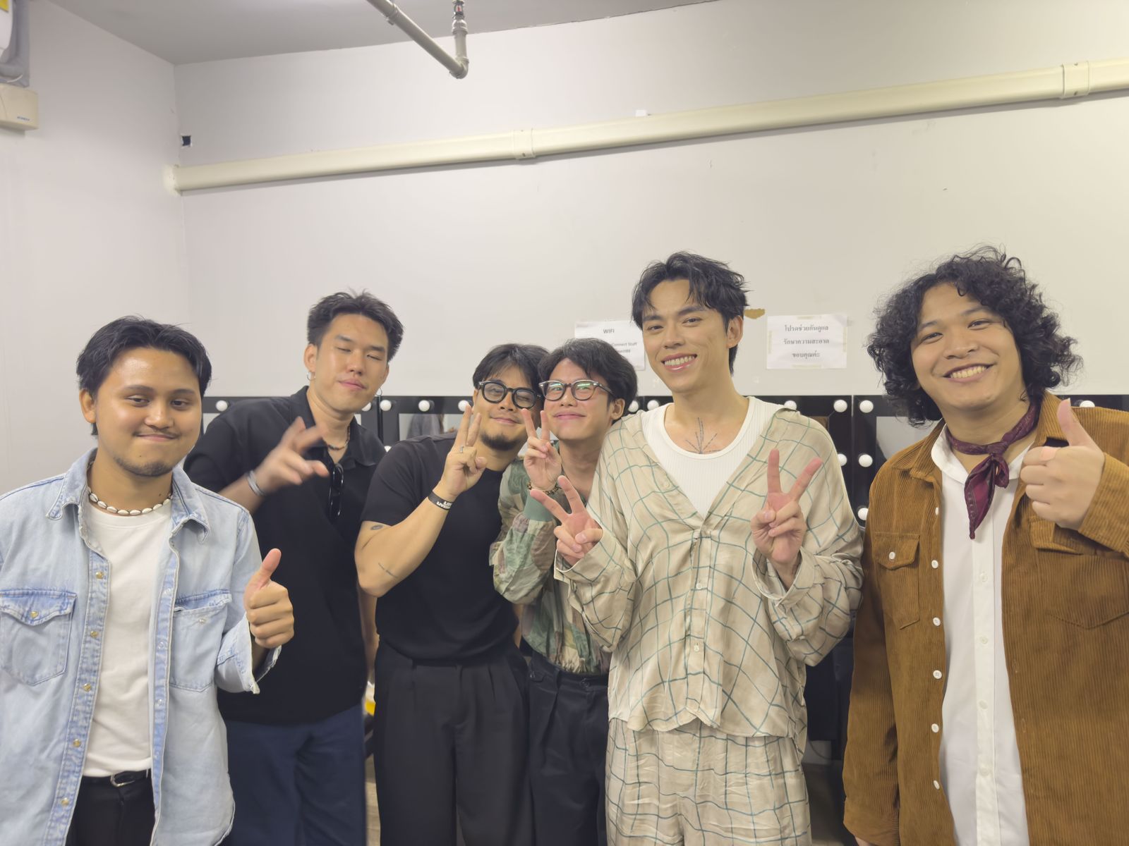 HUSH（右2）日前赴泰國演出，在後台與CORNBOI開心合影。默聲音樂提供