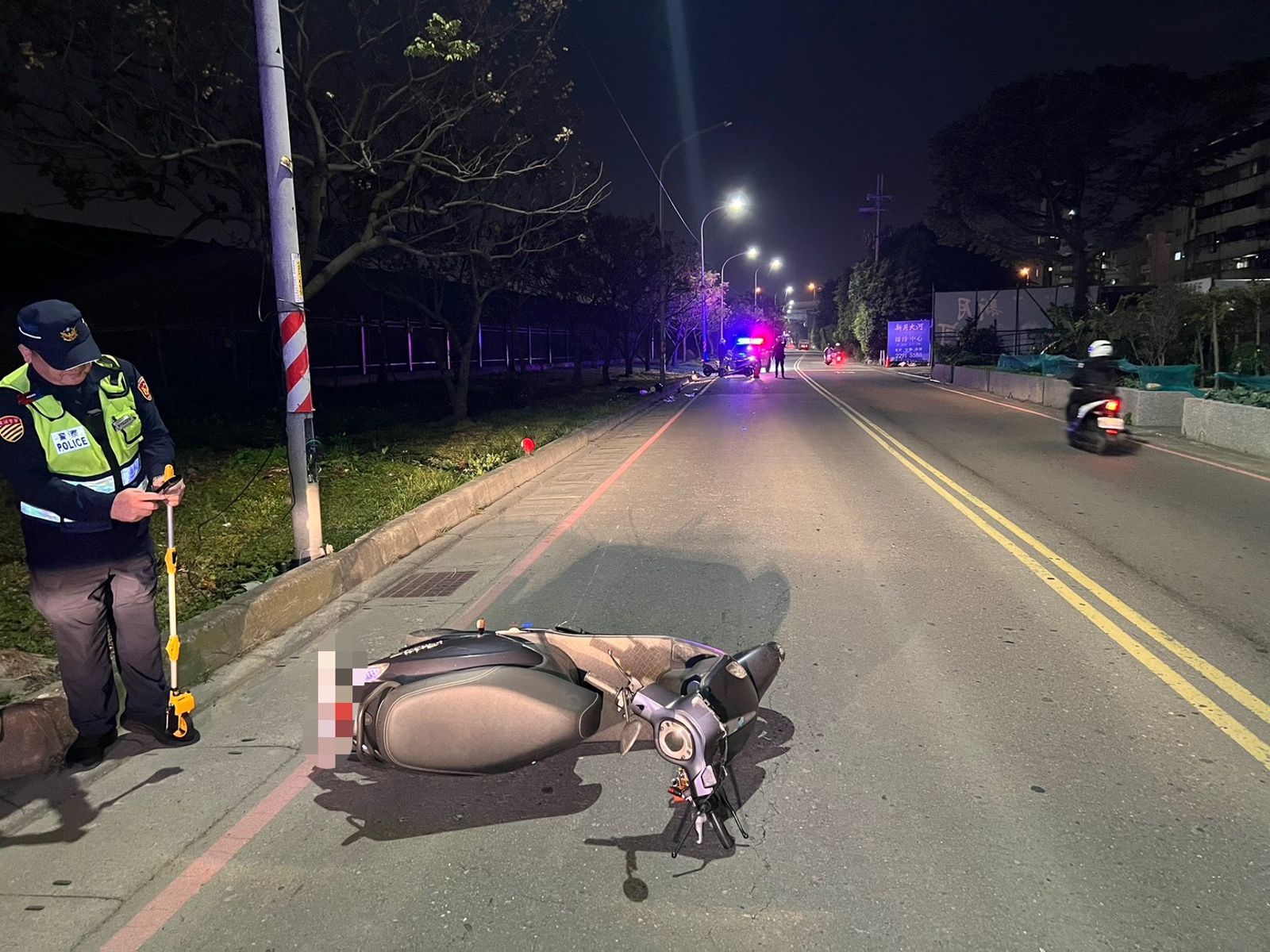 王女機車倒地後還滑行約20公尺。翻攝畫面