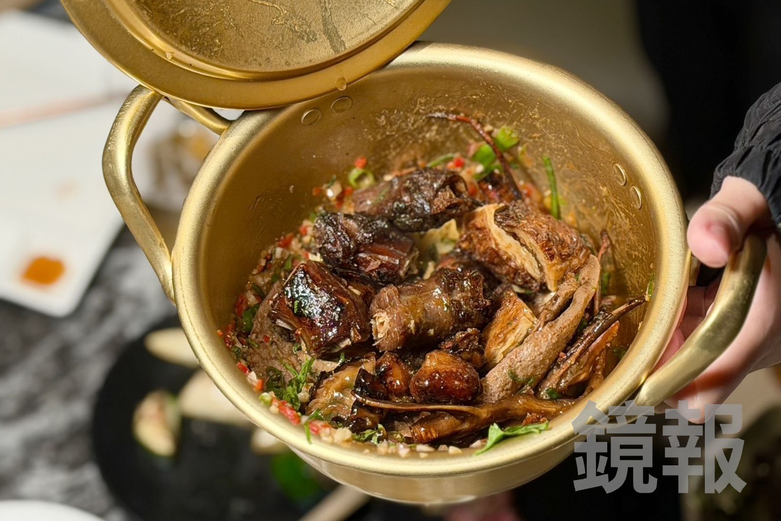 「怪怪的」組合有豬大腸塞大蔥、鴨脖子、鴨舌、豆包等，是口味較重的下酒菜。（580元／份）