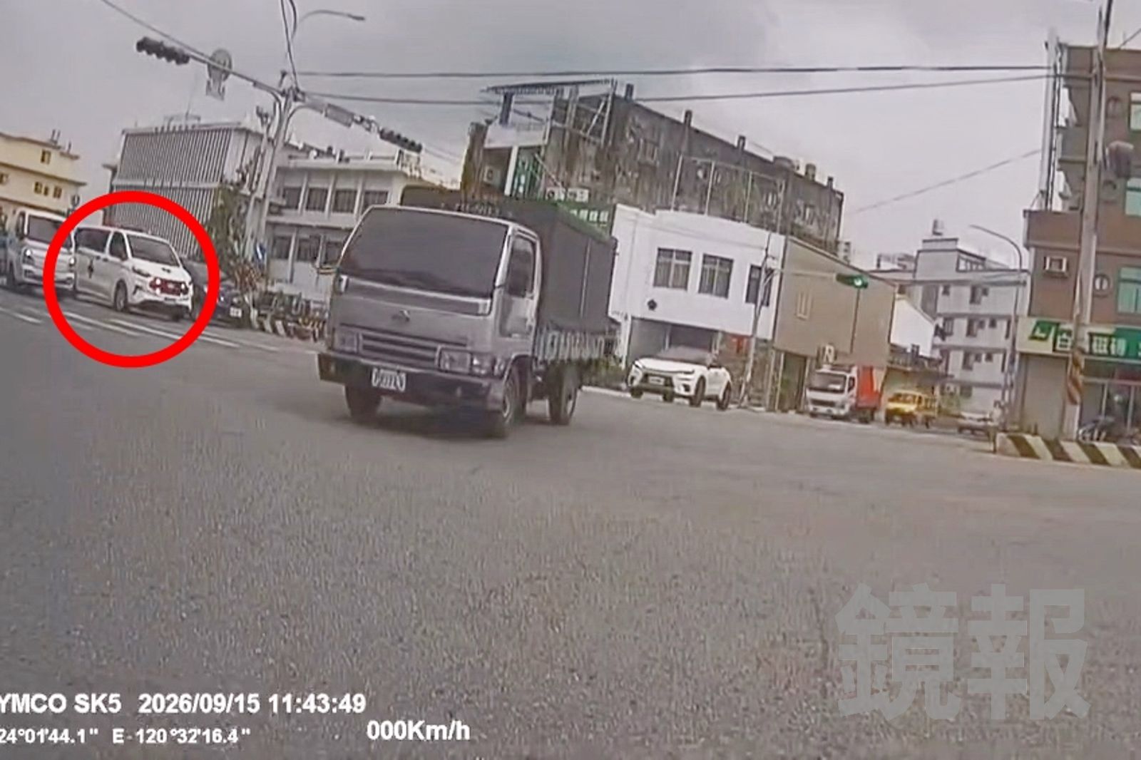 救護車狂鳴笛卡紅燈路口!彰化花壇6車未避讓 「綠燈才放行」目擊民眾氣炸