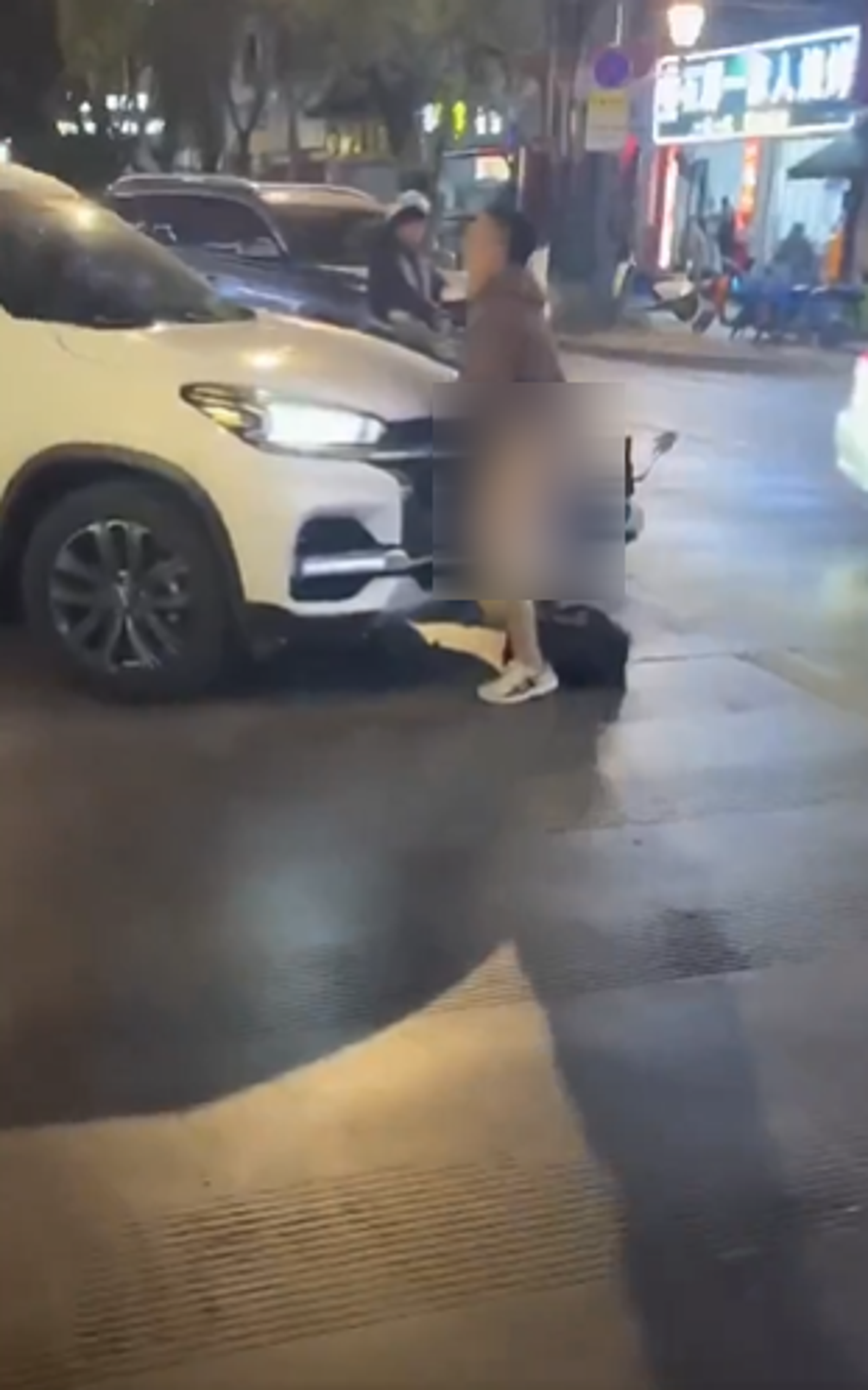 男子當街性侵引擎蓋。圖/翻自@TWlocalTV