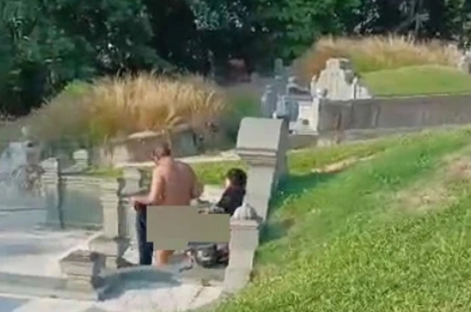 就愛在墓園！男子屢次上演「活春宮」不怕被看　居民：他都是早上來