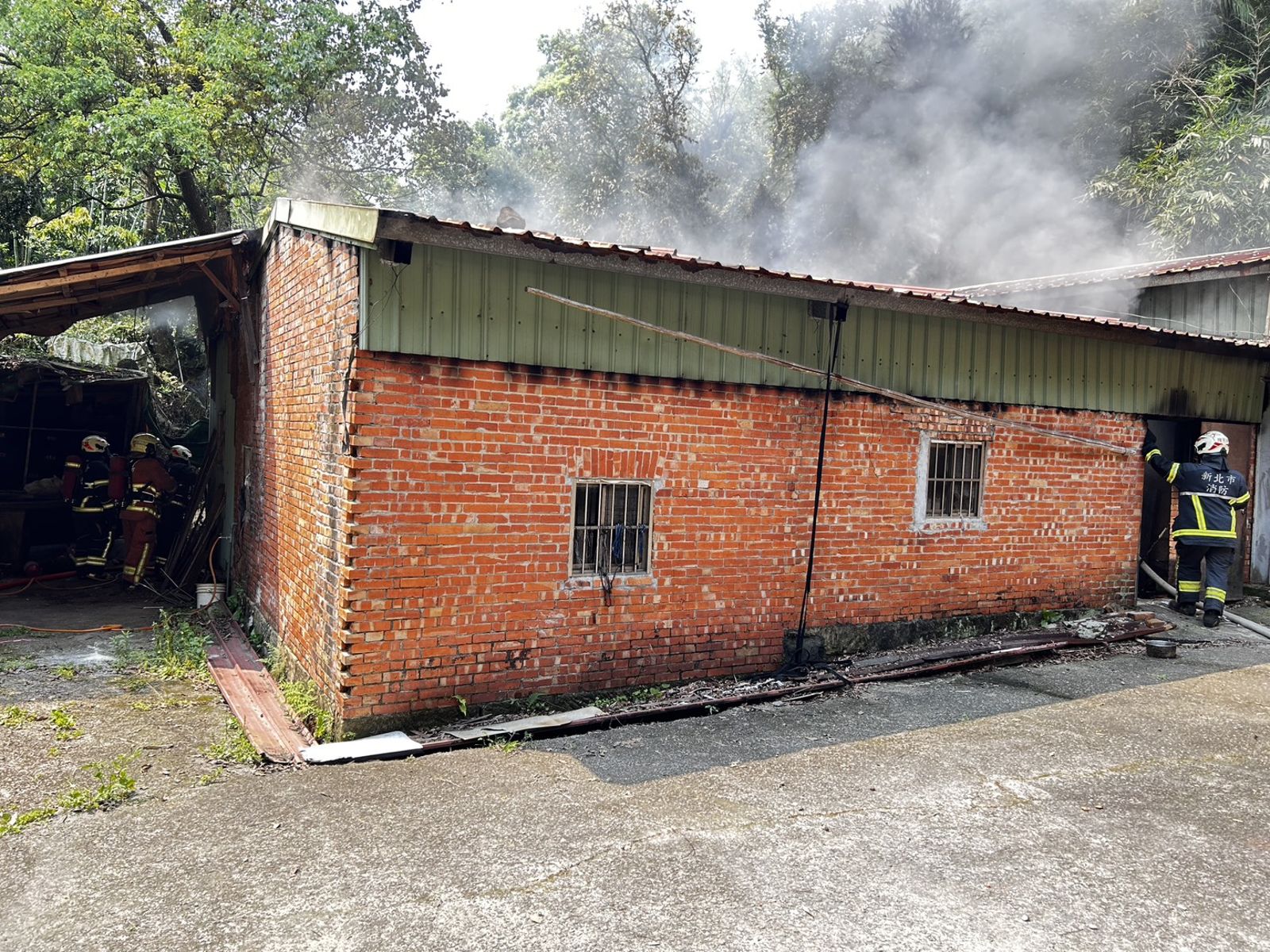 三峽三合院突起火　8旬翁無生命跡象送醫搶救