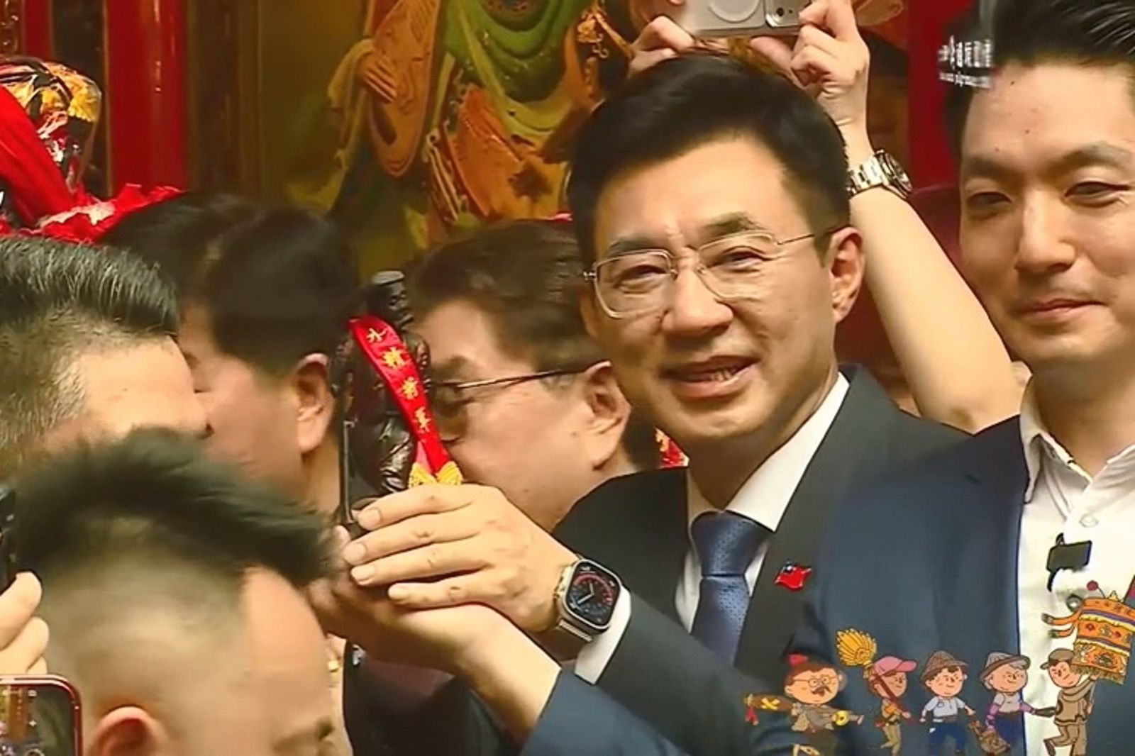 水精將軍（順風耳）掉落在地，引發信眾虛驚。圖為上轎典禮貴賓、立法院副院長江啟臣。翻攝YT大甲鎮瀾宮直播