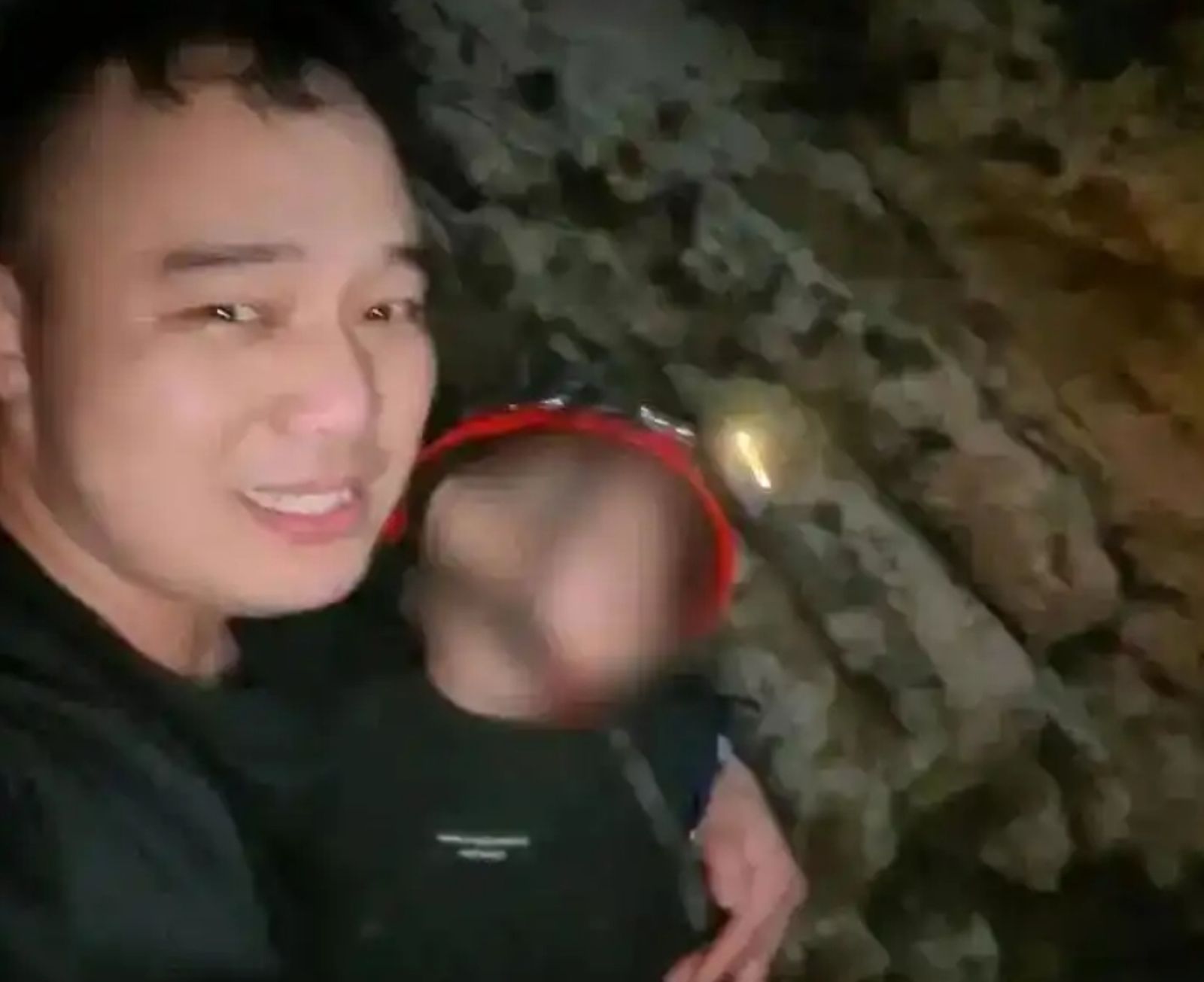 特警隊員成功救回男童。圖／翻攝自微博／紅星新聞