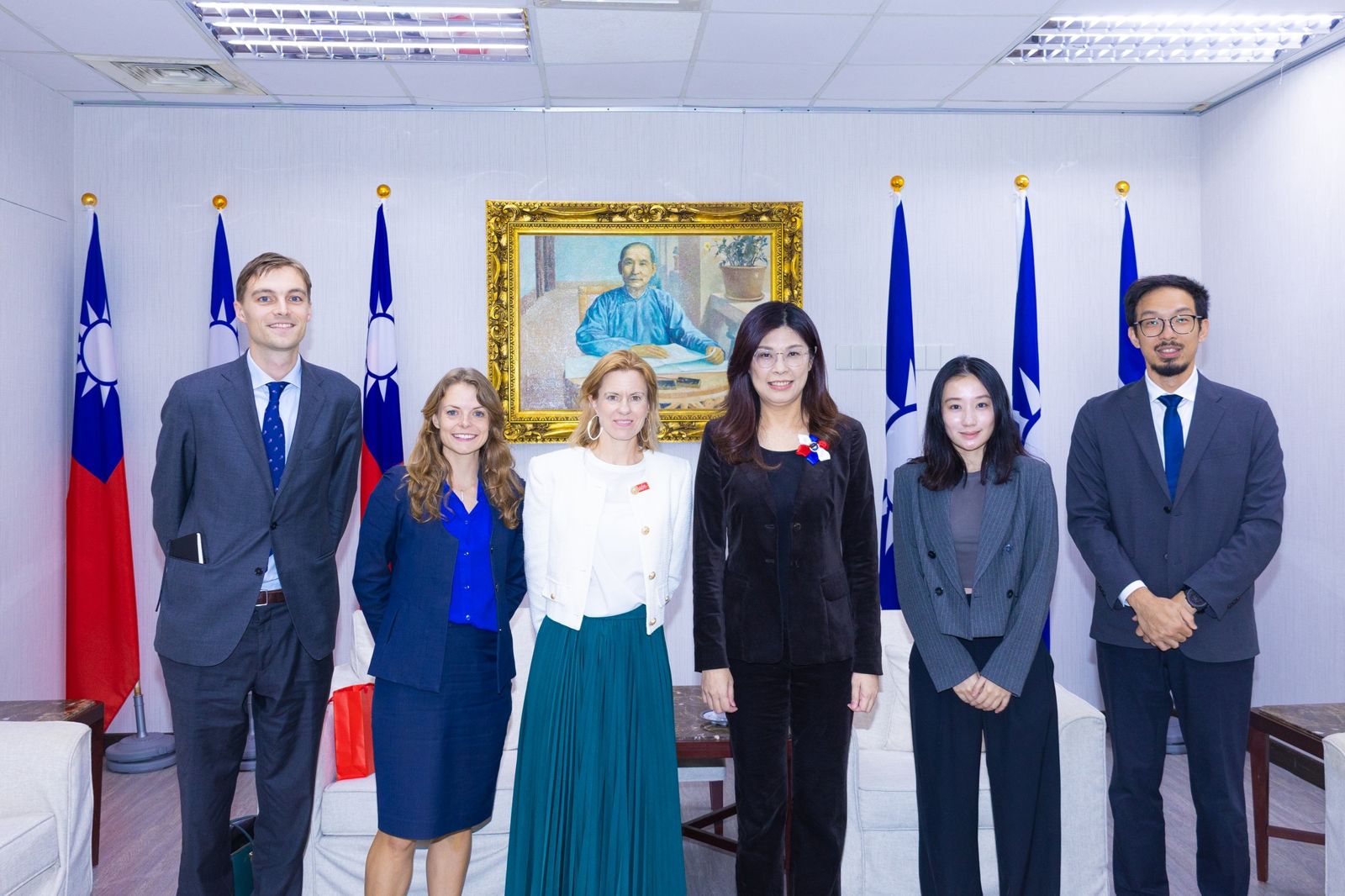 包瓊郁讚賞鄭麗文非常有活力且直接的領導風格,並邀請鄭麗文訪英。(圖/國民黨提供)