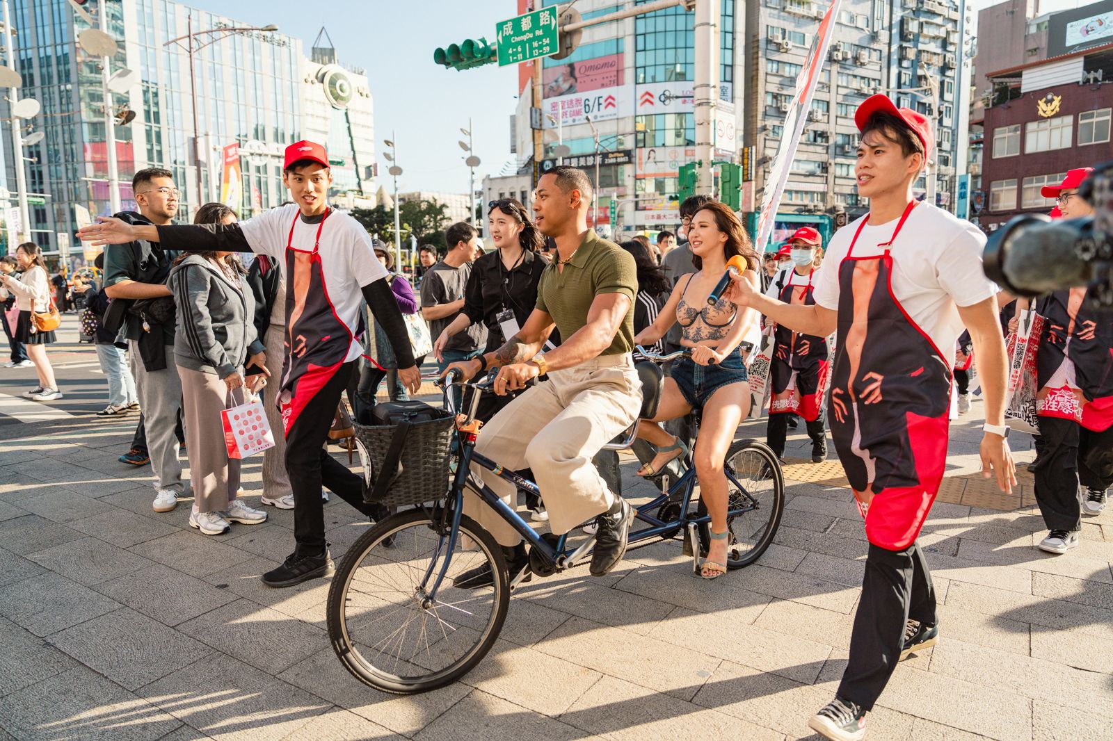 薔薔下車步行與粉絲互動。VieFor提供