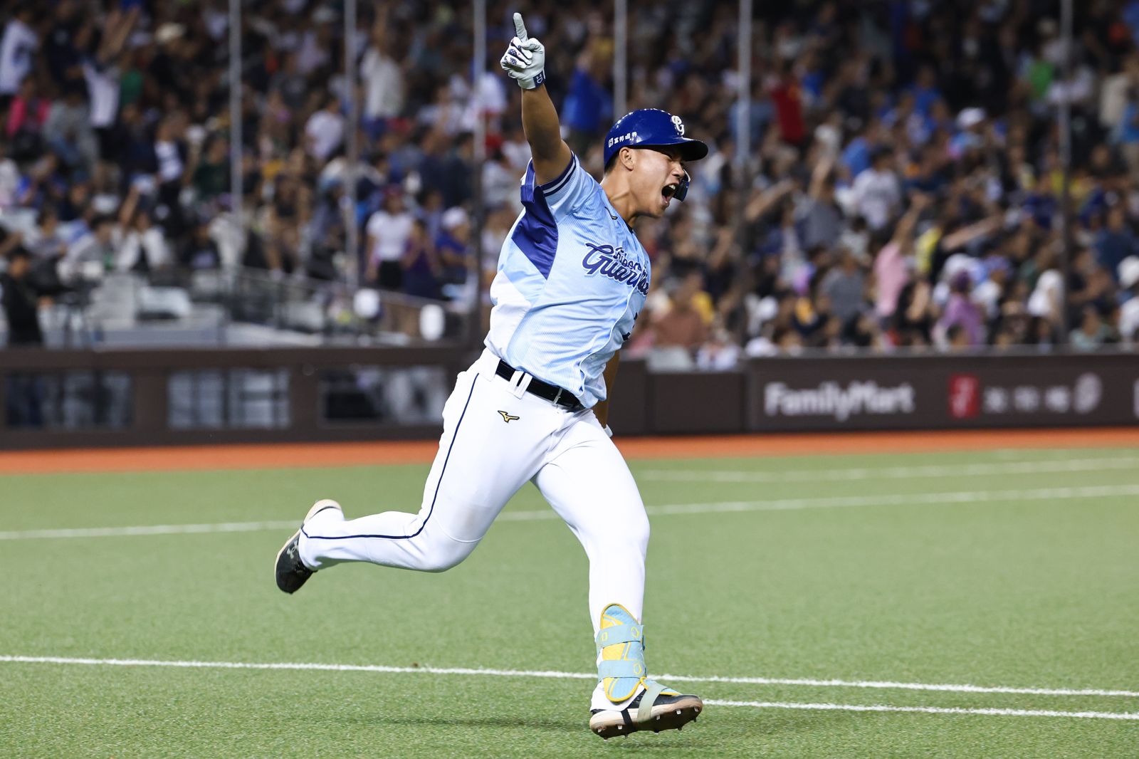 中職／王念好大巨蛋本季首轟淚奔！陳金鋒點出成長關鍵　魔力藍讚未來可期