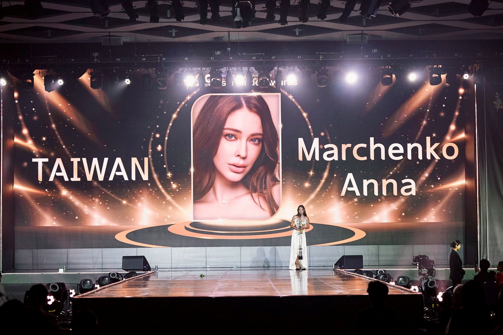 安妮上台領獎英文致詞感謝台灣。伊林娛樂提供