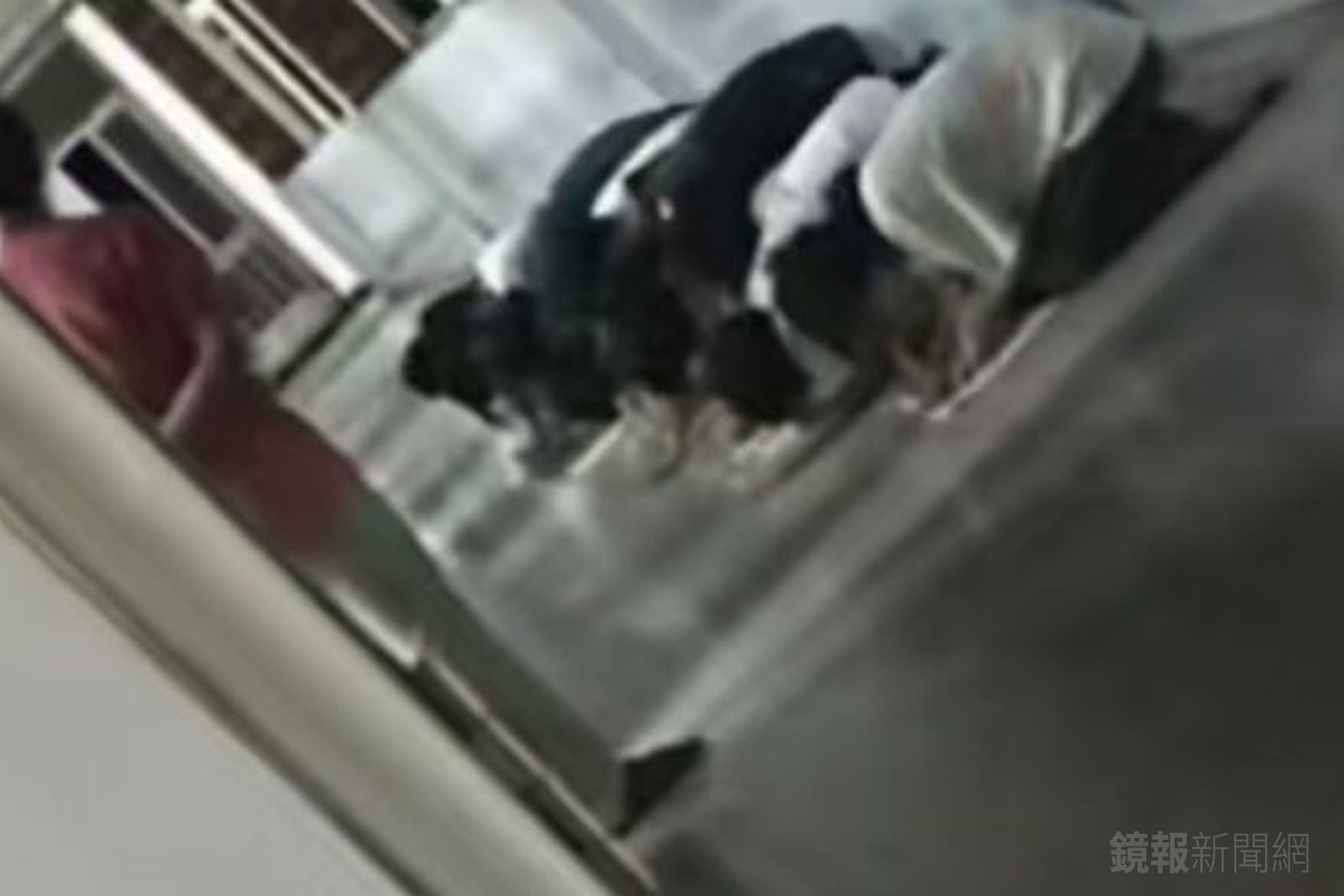 中國江西省瑞金第一中學一名教師體罰學生。圖/翻攝自微博