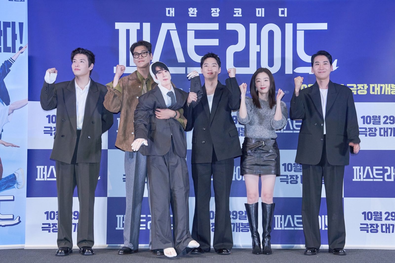 姜河那（左起）與抱著車銀優抱枕的金英光，以及姜泳錫、韓善伙與導演南大中一同宣傳新片。采昌提供