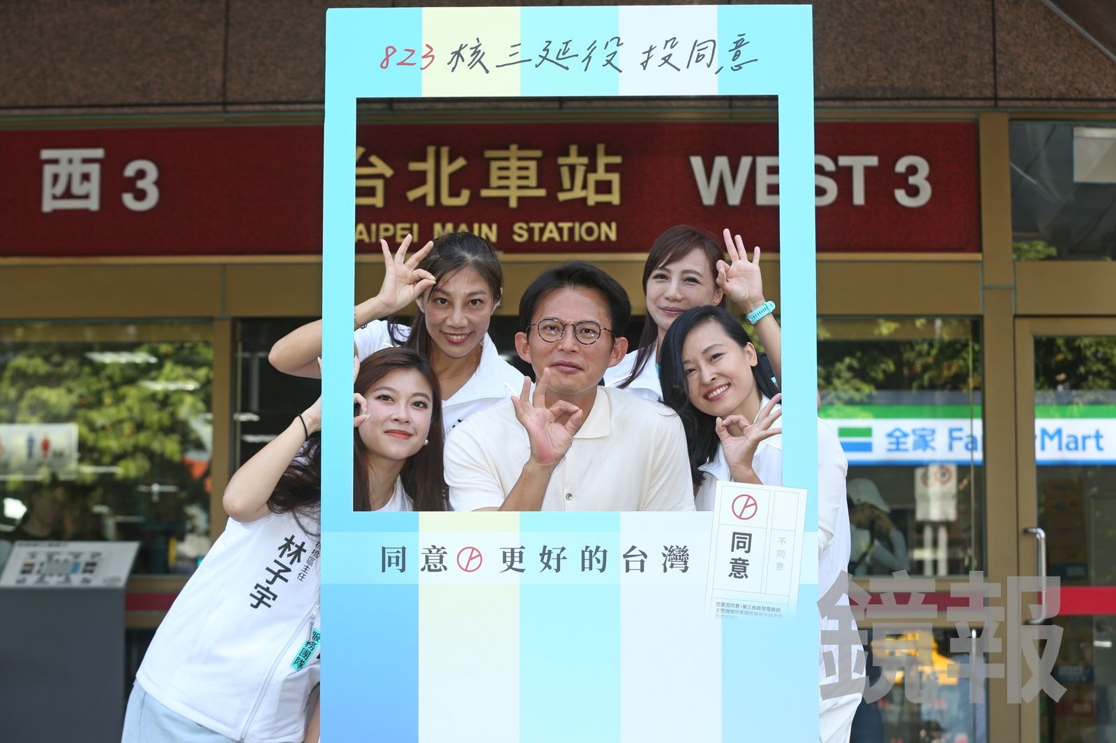 黃國昌前往台北車站參與快閃行動,宣傳核三延役公投。(圖/董孟航攝)