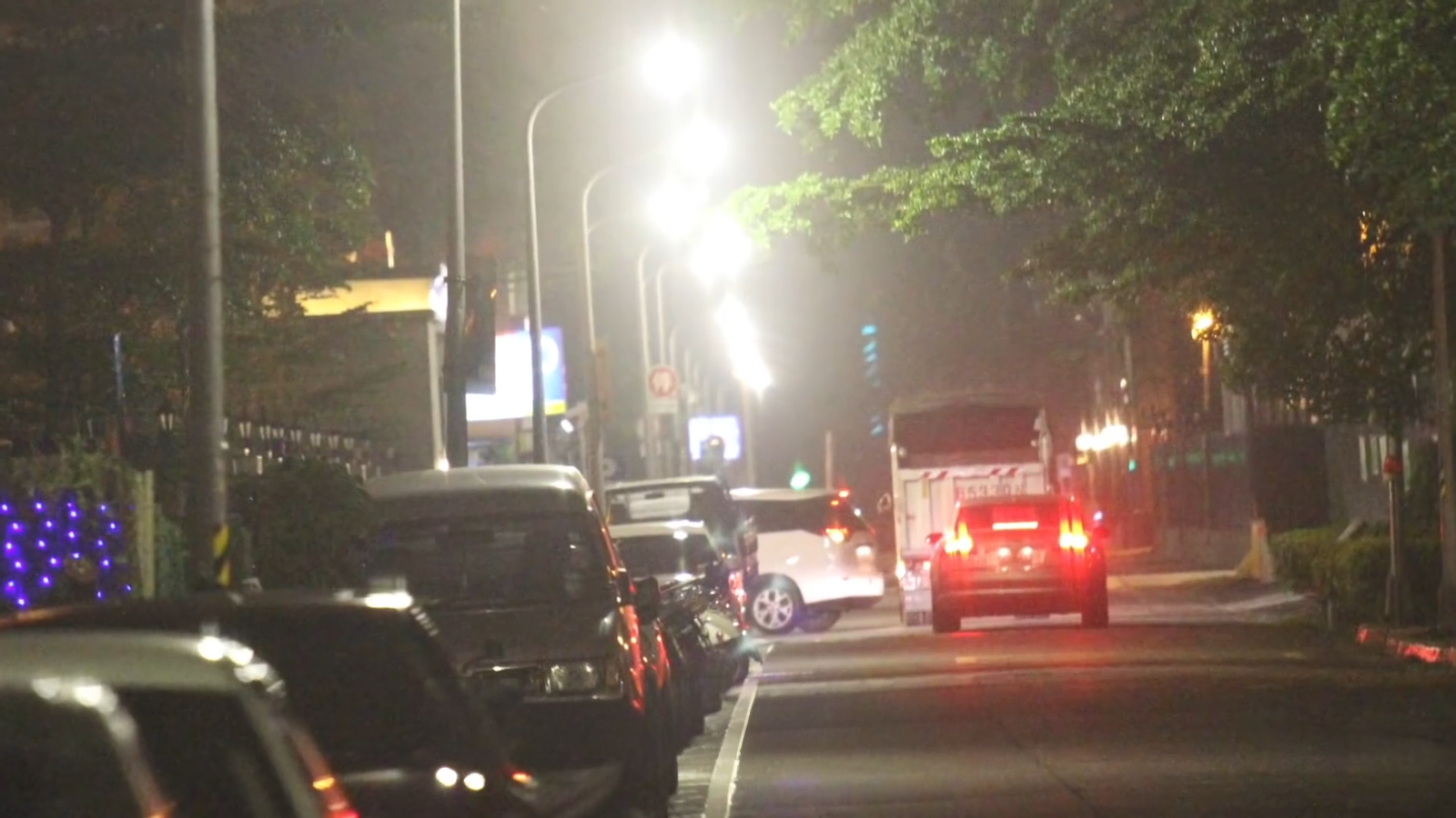 蕭亞軒的司機載著周湯豪進入蕭宅。