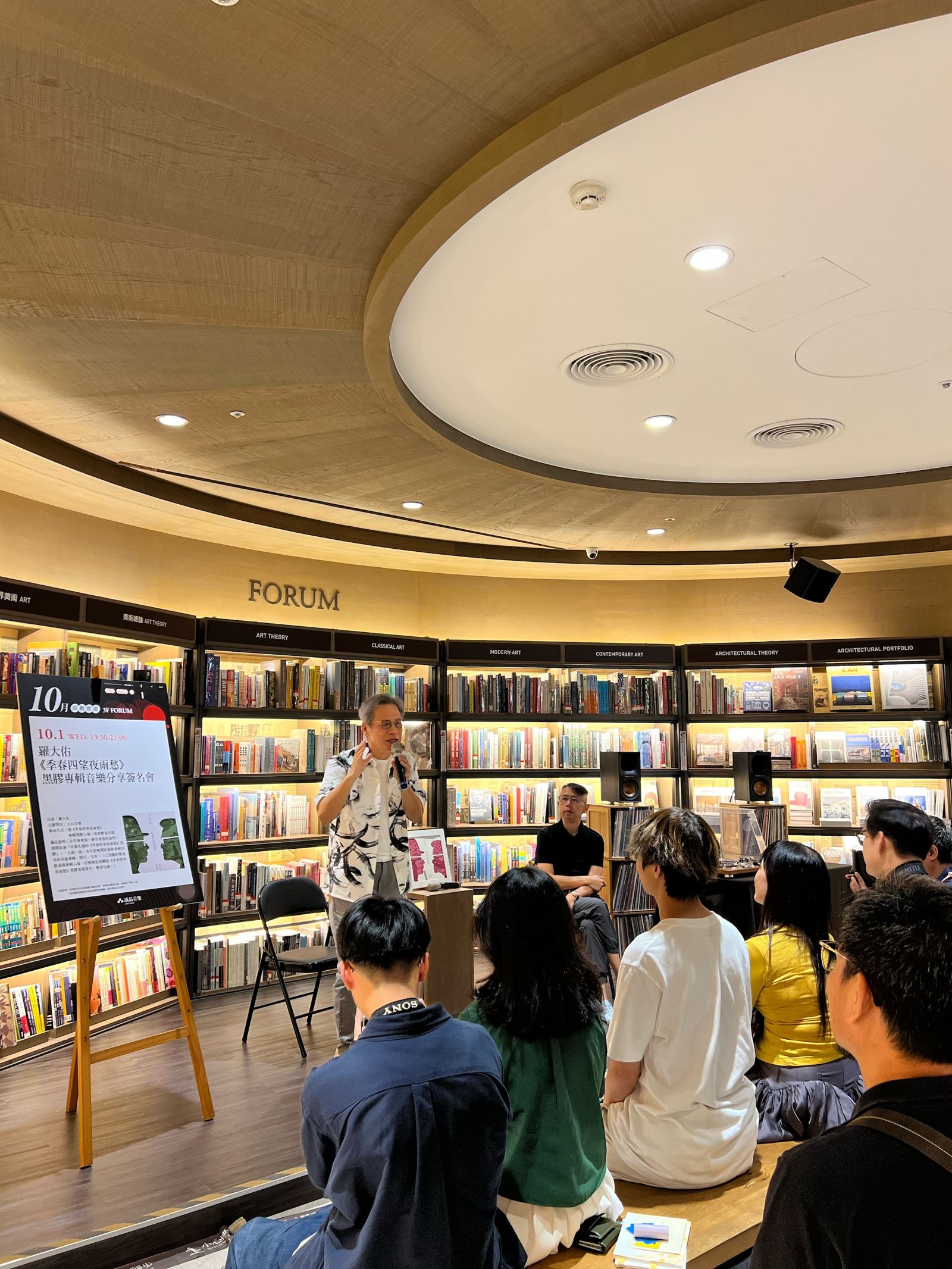 羅大佑1日舉辦新EP《季春四望夜雨愁》分享暨簽名會。大右音樂提供