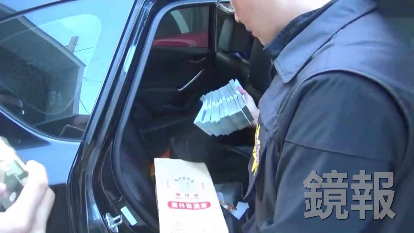 檢警在車內查扣290萬元現金。圖/雲林地檢署提供