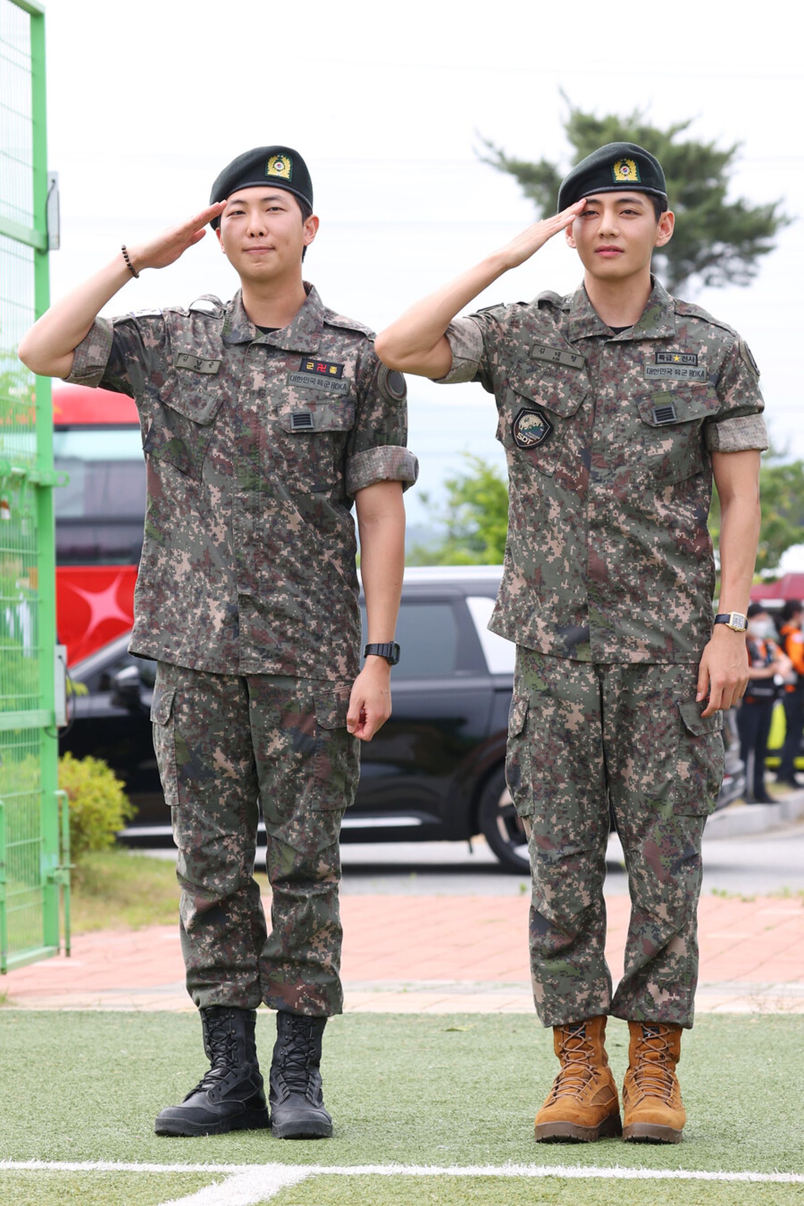 RM(左)、V高喊「忠誠」!翻攝NAVER