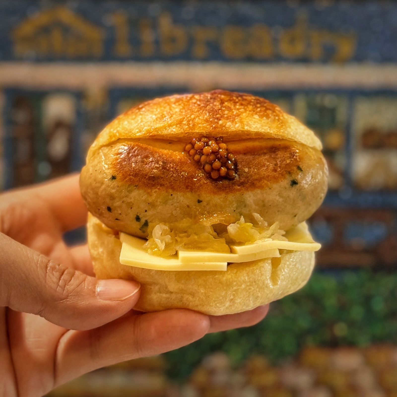 「慕尼黑白腸」以杜蘭小麥製成麵包,搭配巴伐利亞手工白腸、德國手工酸菜,還有日本芥末籽顆粒。(巢屋供圖)