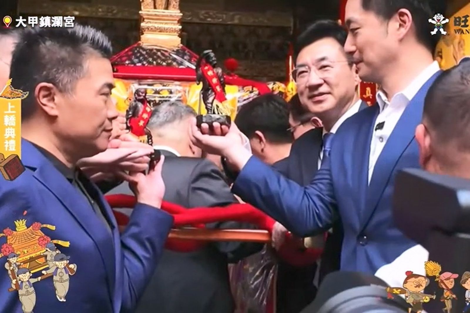 水精將軍的神像掉在立委顏寬恒(左一)面前，讓他表情瞬間相當尷尬。翻攝YT大甲鎮瀾宮直播