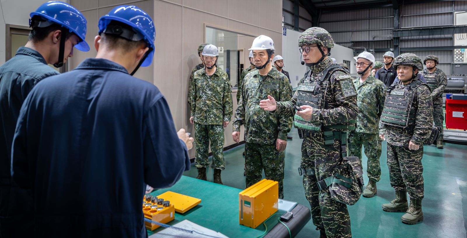 賴清德今上午赴高雄視導海軍布雷操演,了解水雷儲放、引信安裝、電池模組、設定器等作業情形。(圖/總統府提供)