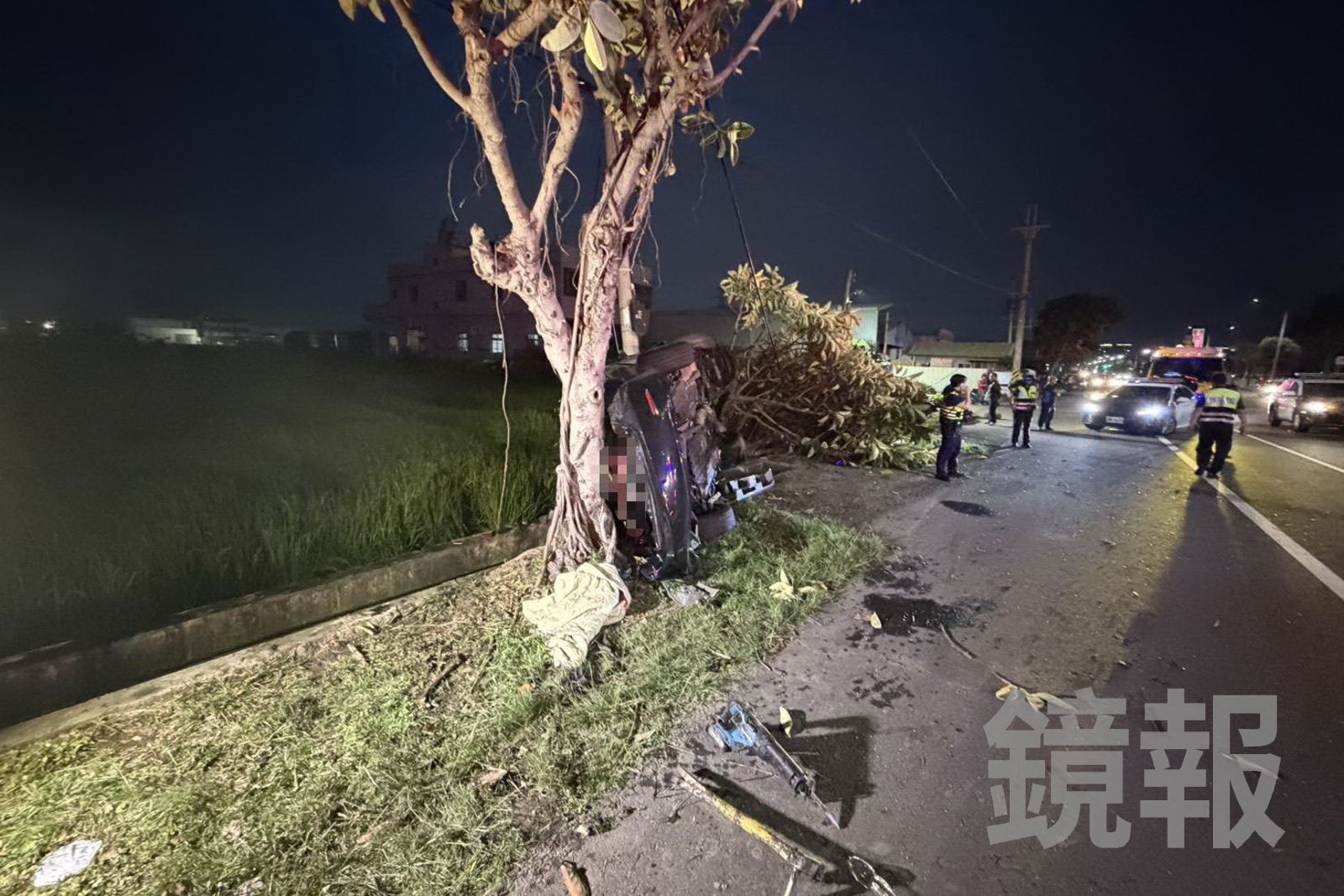 快訊/台中梧棲車禍2死1傷!轎車自撞路樹秒成廢鐵 1人困車內慘死、1人拋飛亡