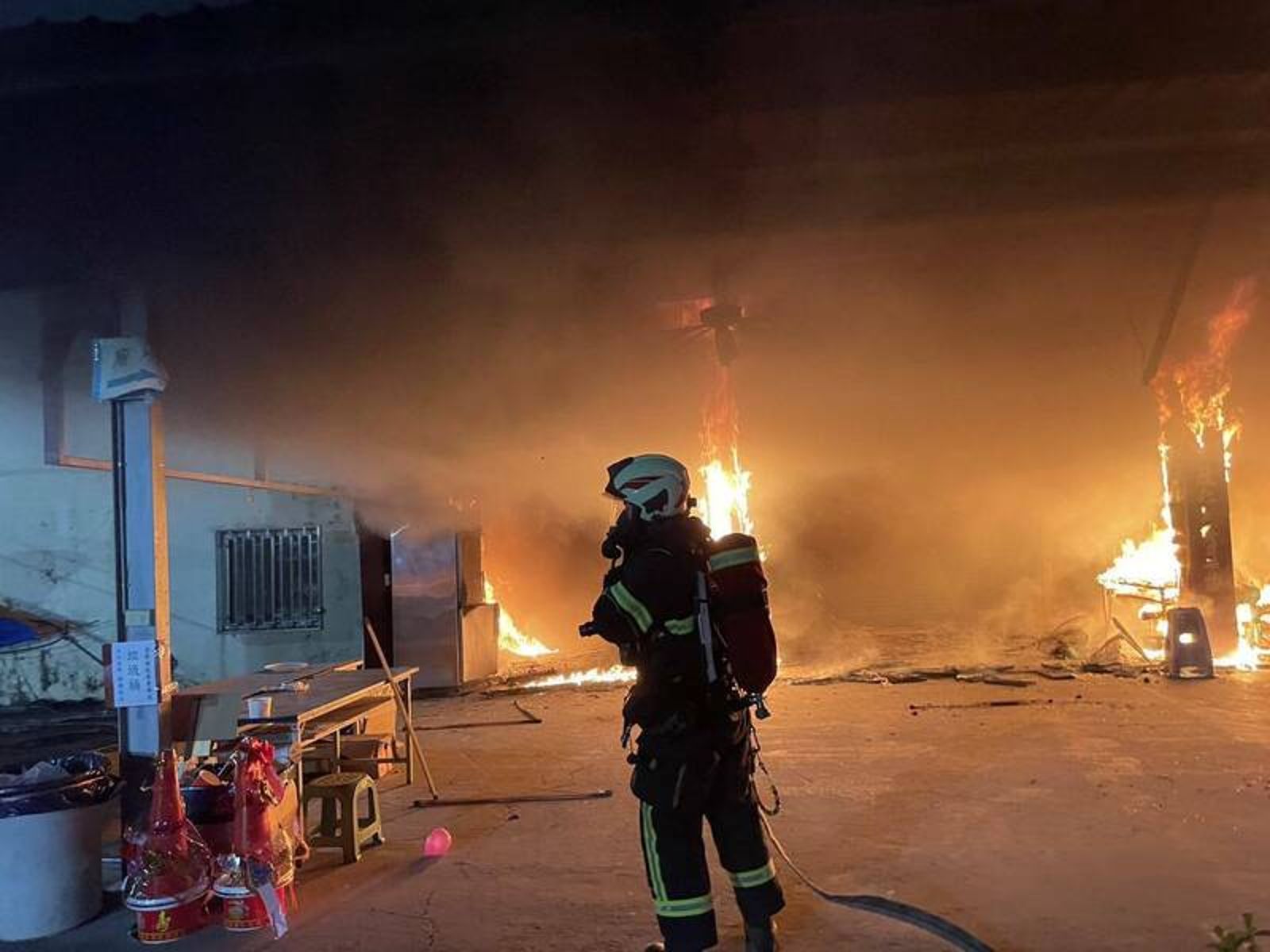 彰化花壇宮廟倉庫凌晨起火　火燒鐵皮屋嗶剝聲響驚醒住戶幸無人傷亡