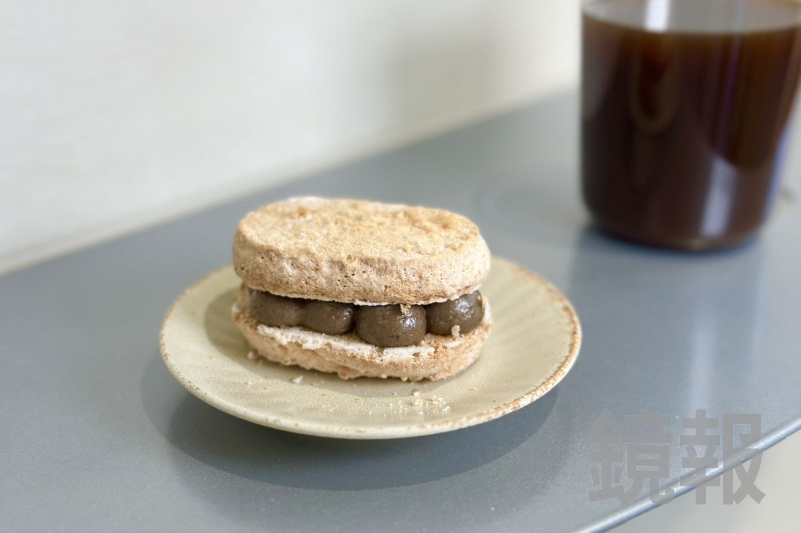 「焙茶達克瓦茲」外皮脆鬆，焙茶奶油餡的茶味能解甜膩。（75元／個）