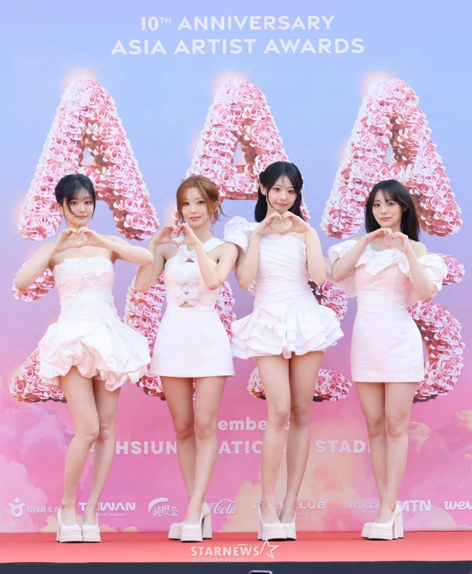 QWER以白色俏麗短裙禮服現身。翻攝STARNEWS