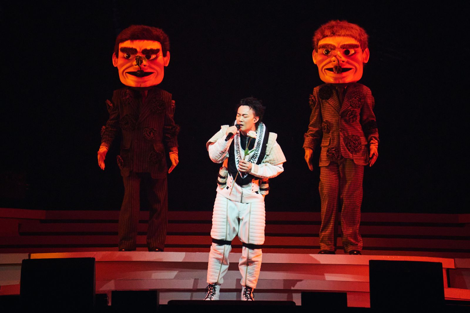 陳奕迅雄蛋台上脫口「下一輪演唱會」全場暴動　放閃愛妻關心他健康